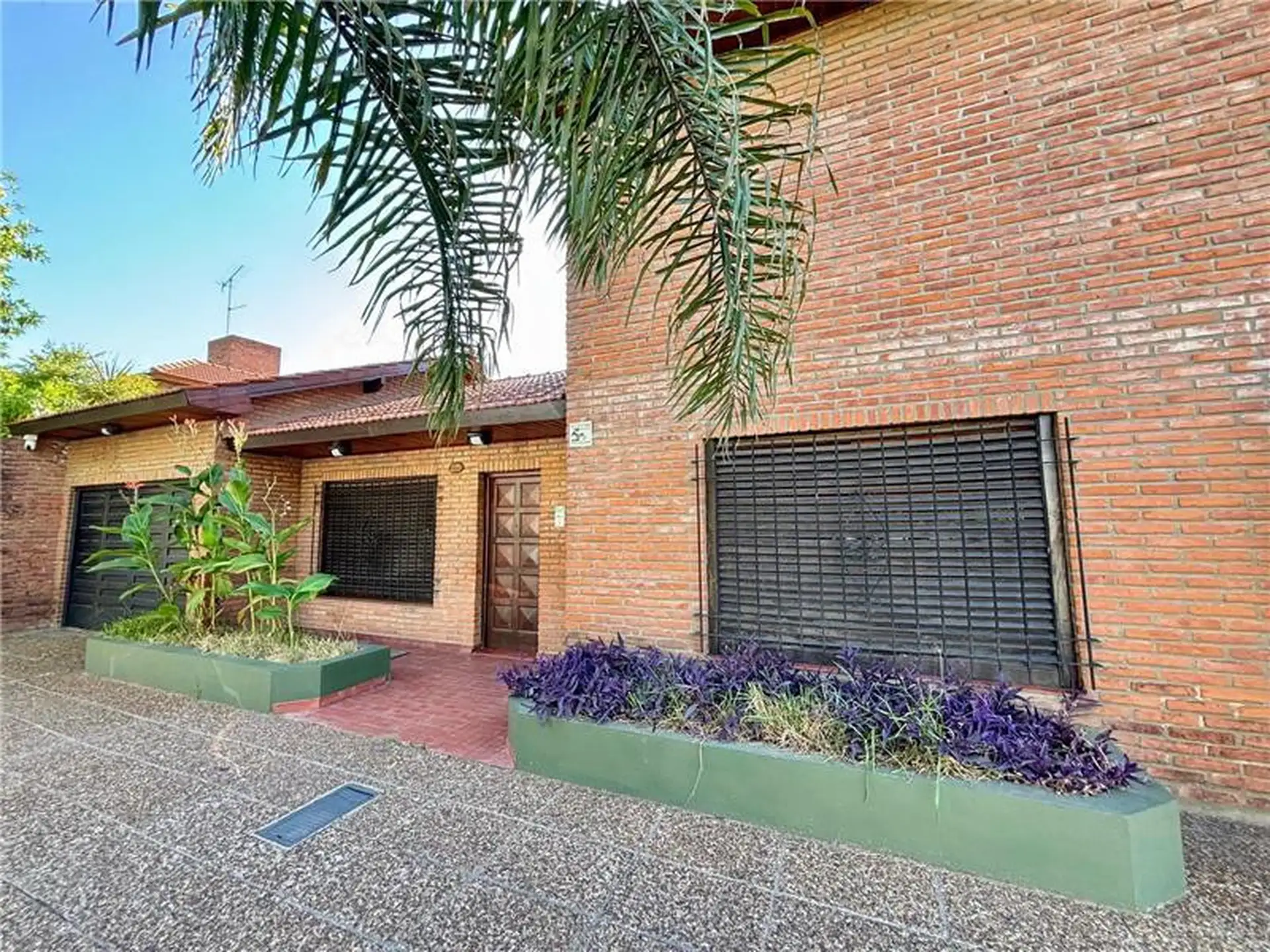 Four-bedroom house with garden, pool and grill in Lomas de Zamora