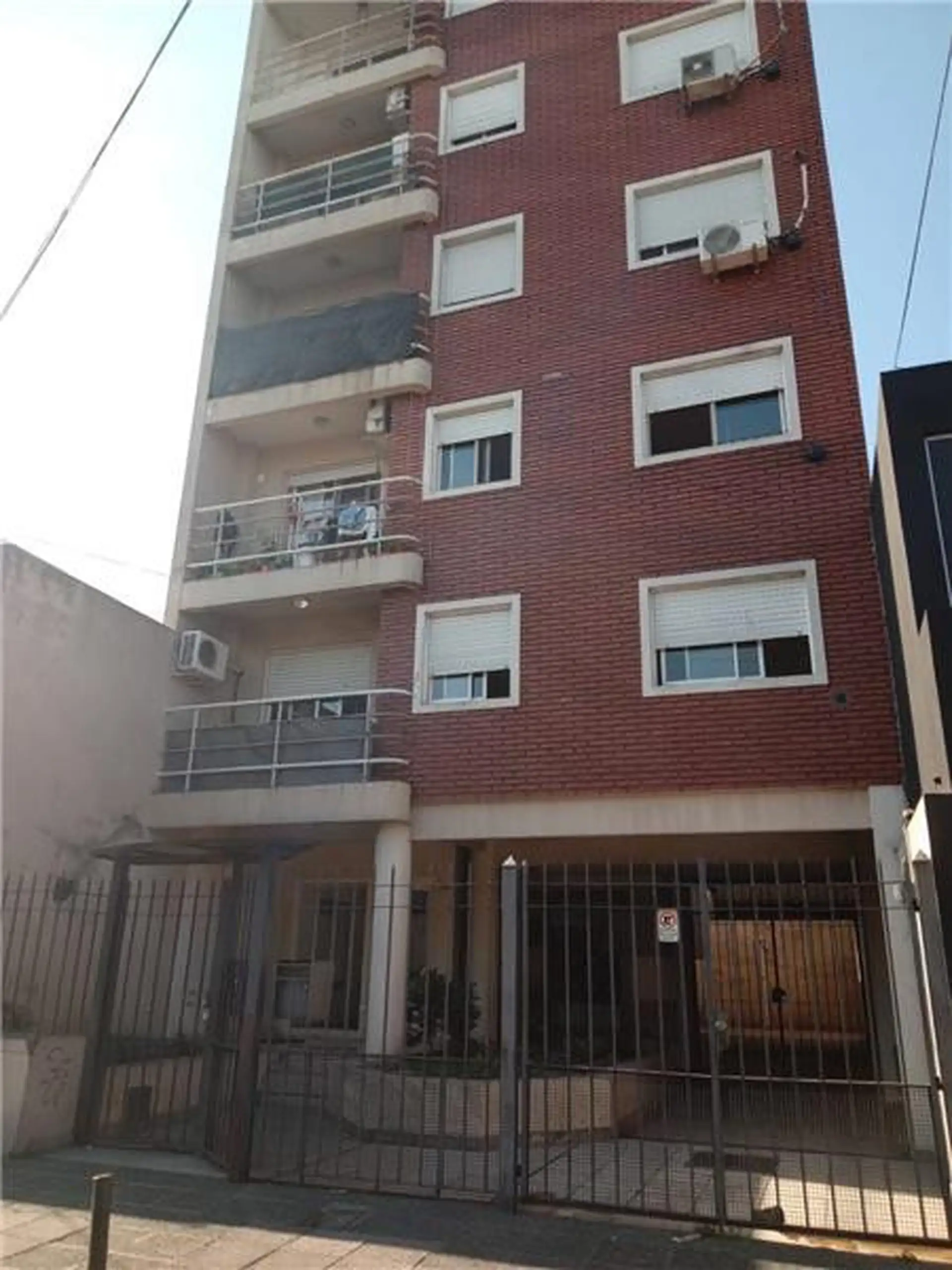 Departamento de 3 ambientes al frente con cochera en Banfield