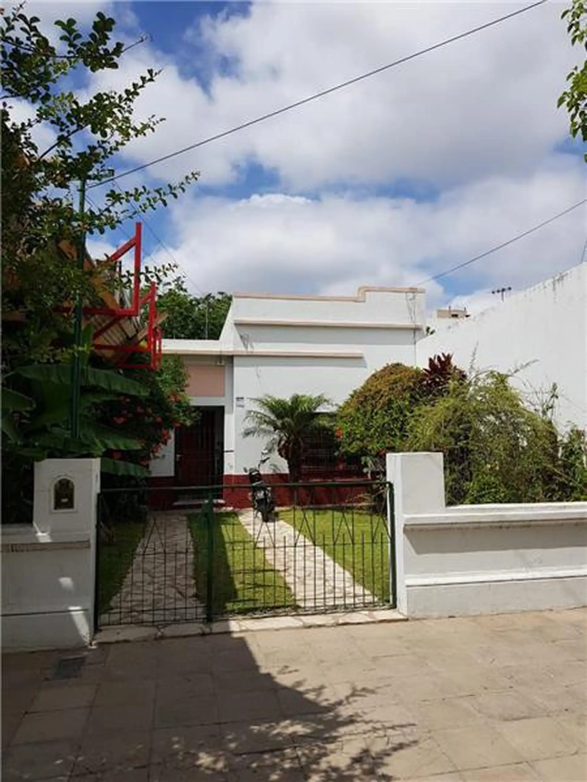 Three-bedroom house for commercial lease in Lomas de Zamora (Banfield)