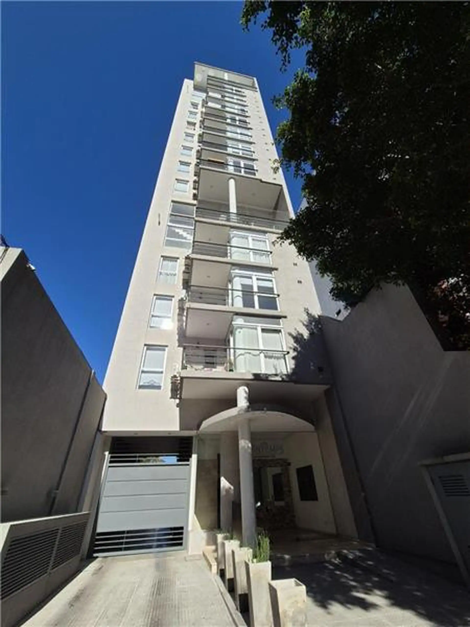 Duplex one-bedroom apartment with balcony and parking in Banfield