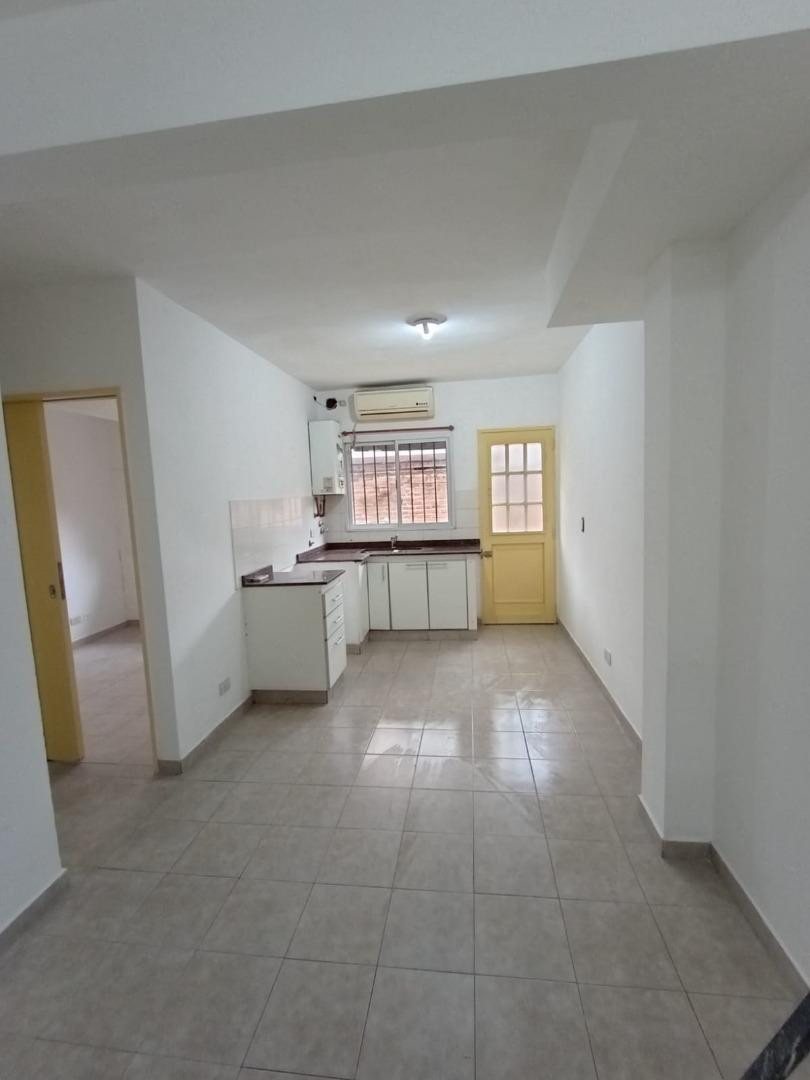 Departamento de 3 ambientes al frente con 2 dormitorios en Villa Luzuriaga