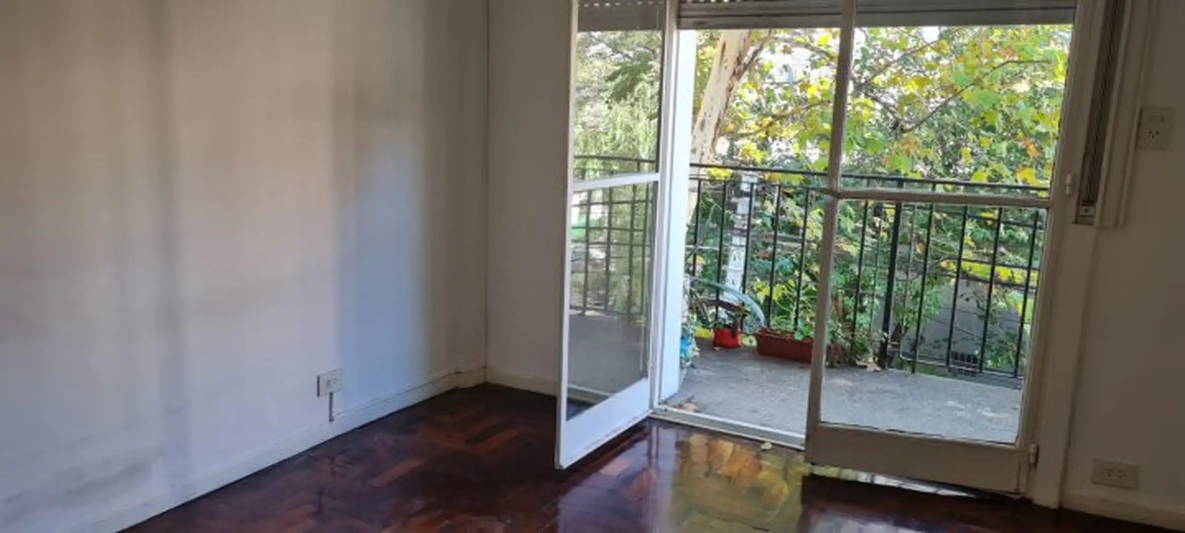 Apartamento de três ambientes de frente com 2 varandas em Villa Crespo