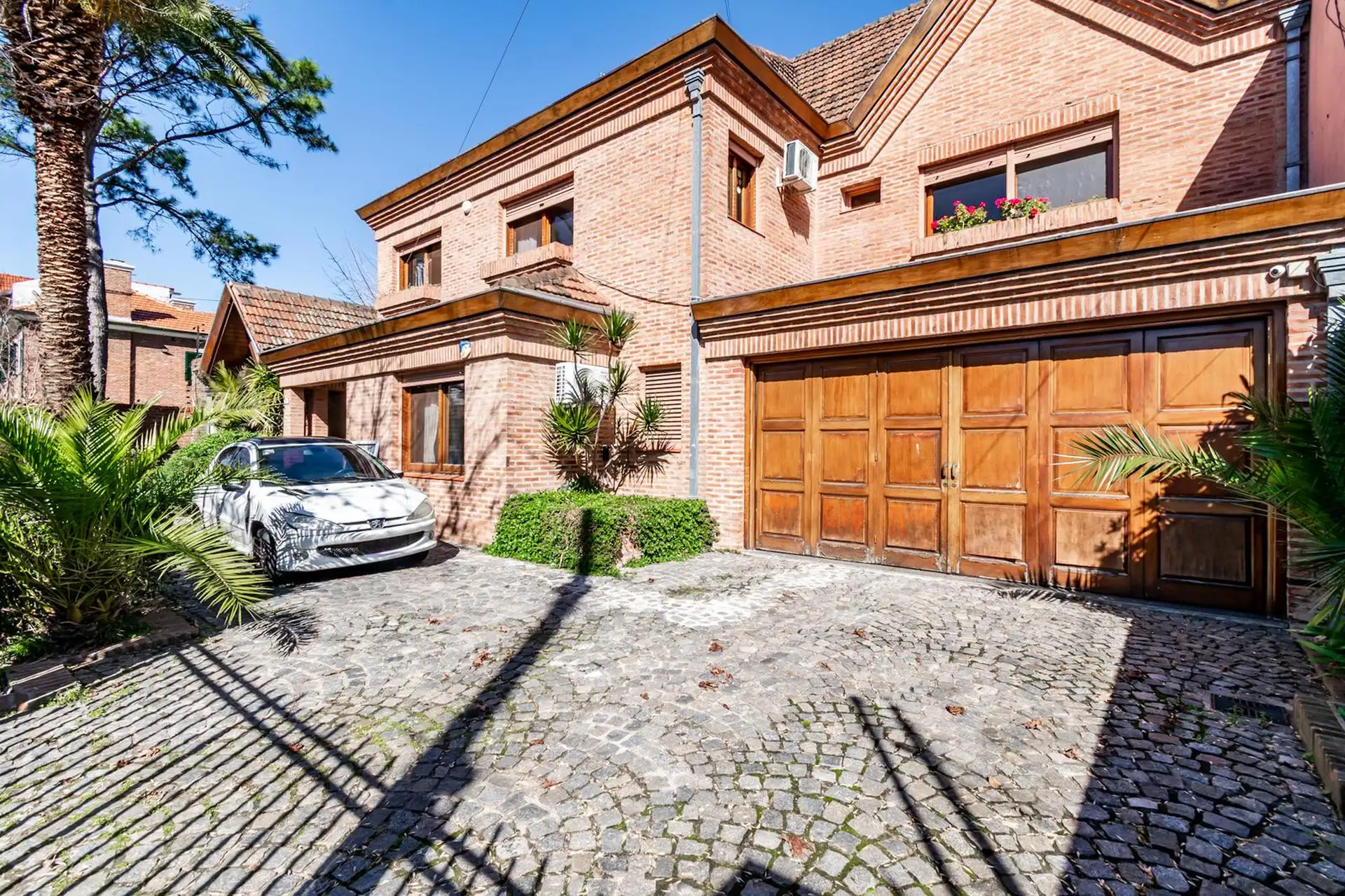 Six-bedroom house for rent in Martínez