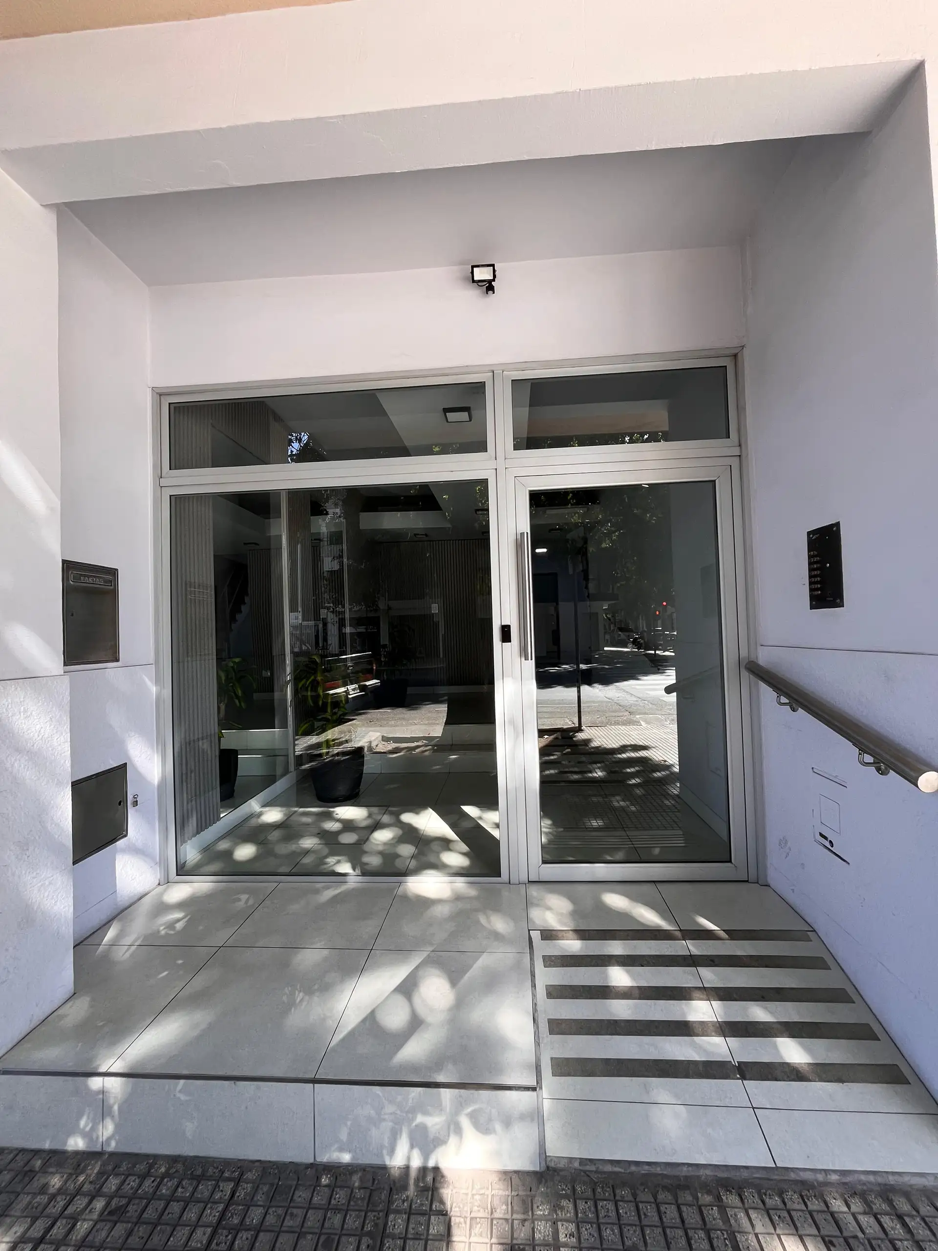 Apartamento de dois ambientes com varanda na frente em Villa Devoto