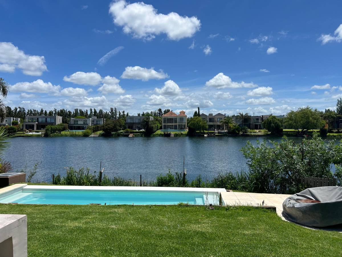 Casa mobiliada com 4 dormitórios em Tigre