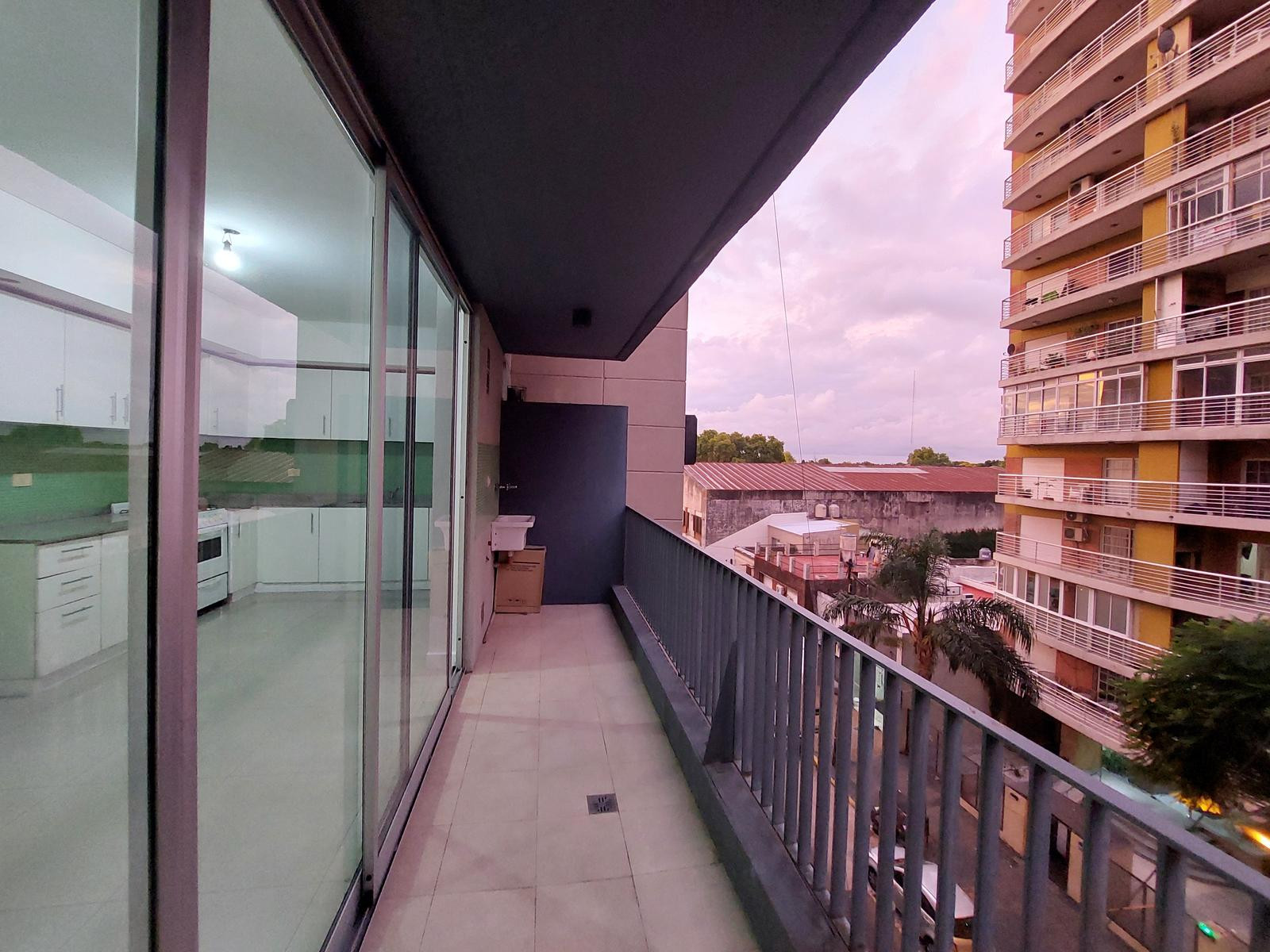 Apartamento de dois ambientes de frente em General San Martín