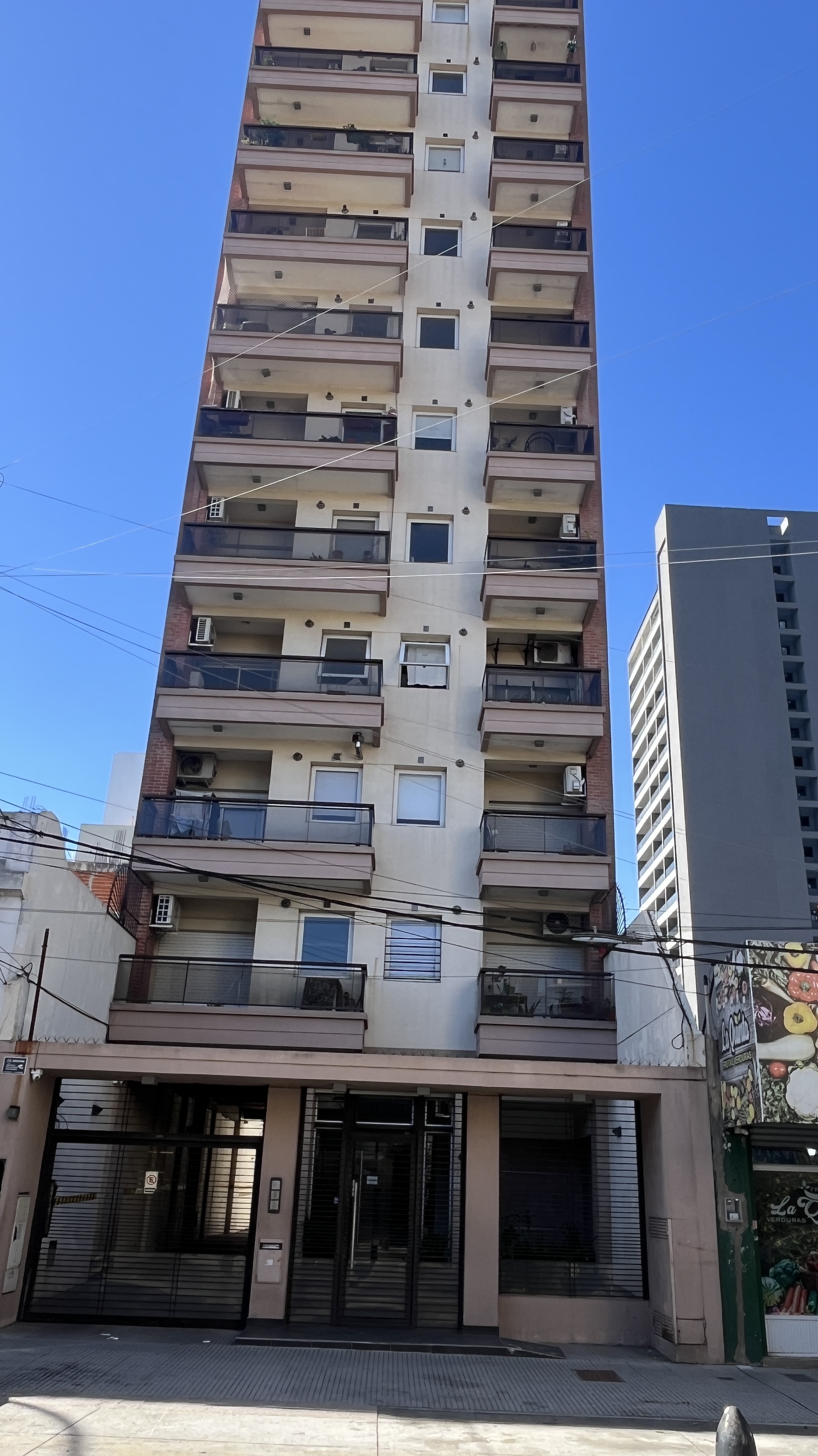 Apartamento de 3 ambientes com 2 quartos, varanda e vaga fixa em Lanús