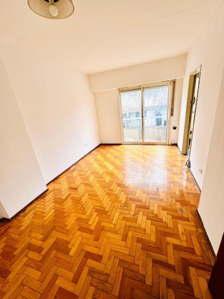 Departamento de 1 ambiente lateral en Floresta