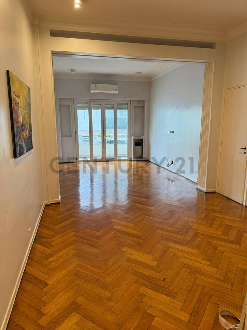 Apartamento de três ambientes de frente com varanda em Recoleta