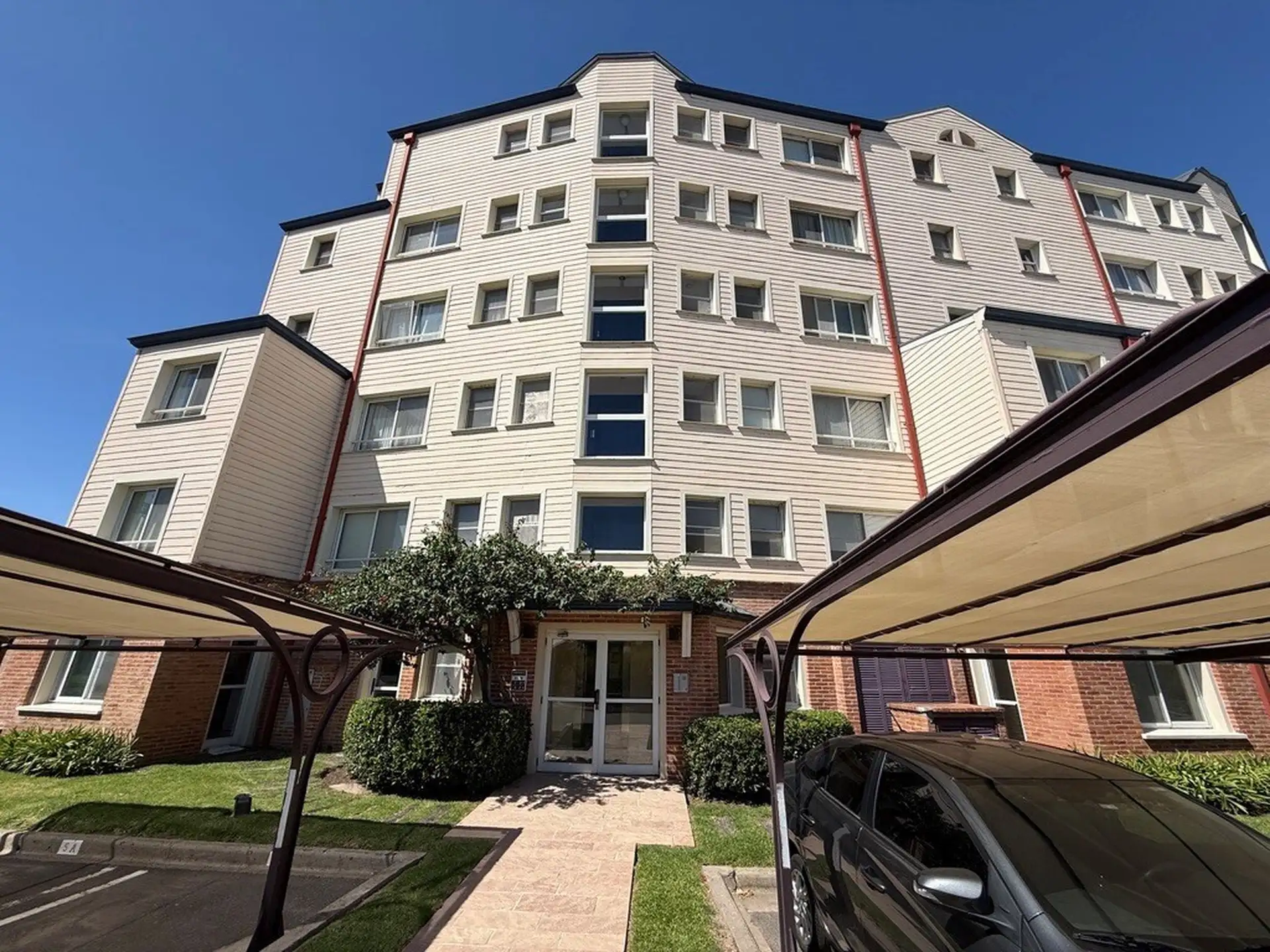 Two-bedroom apartment with semi-covered parking in Tigre