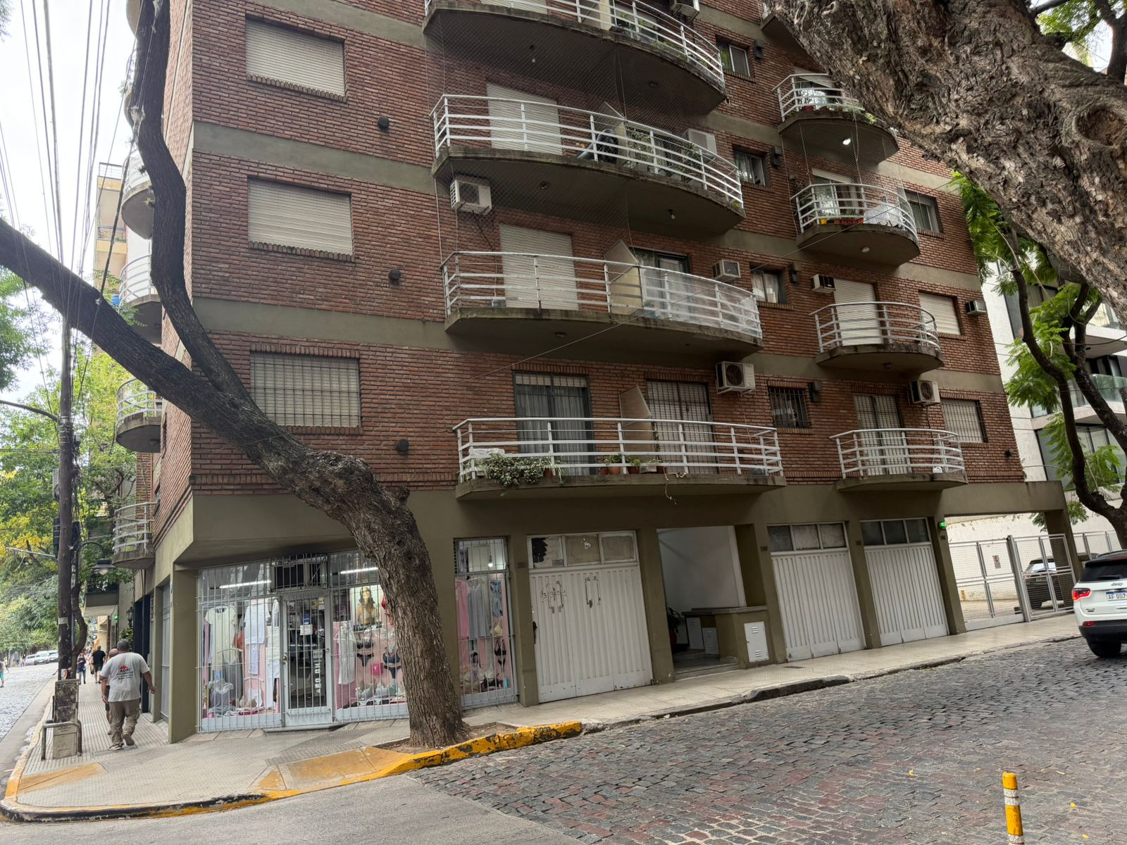 Two-room apartment with covered parking in Olivos