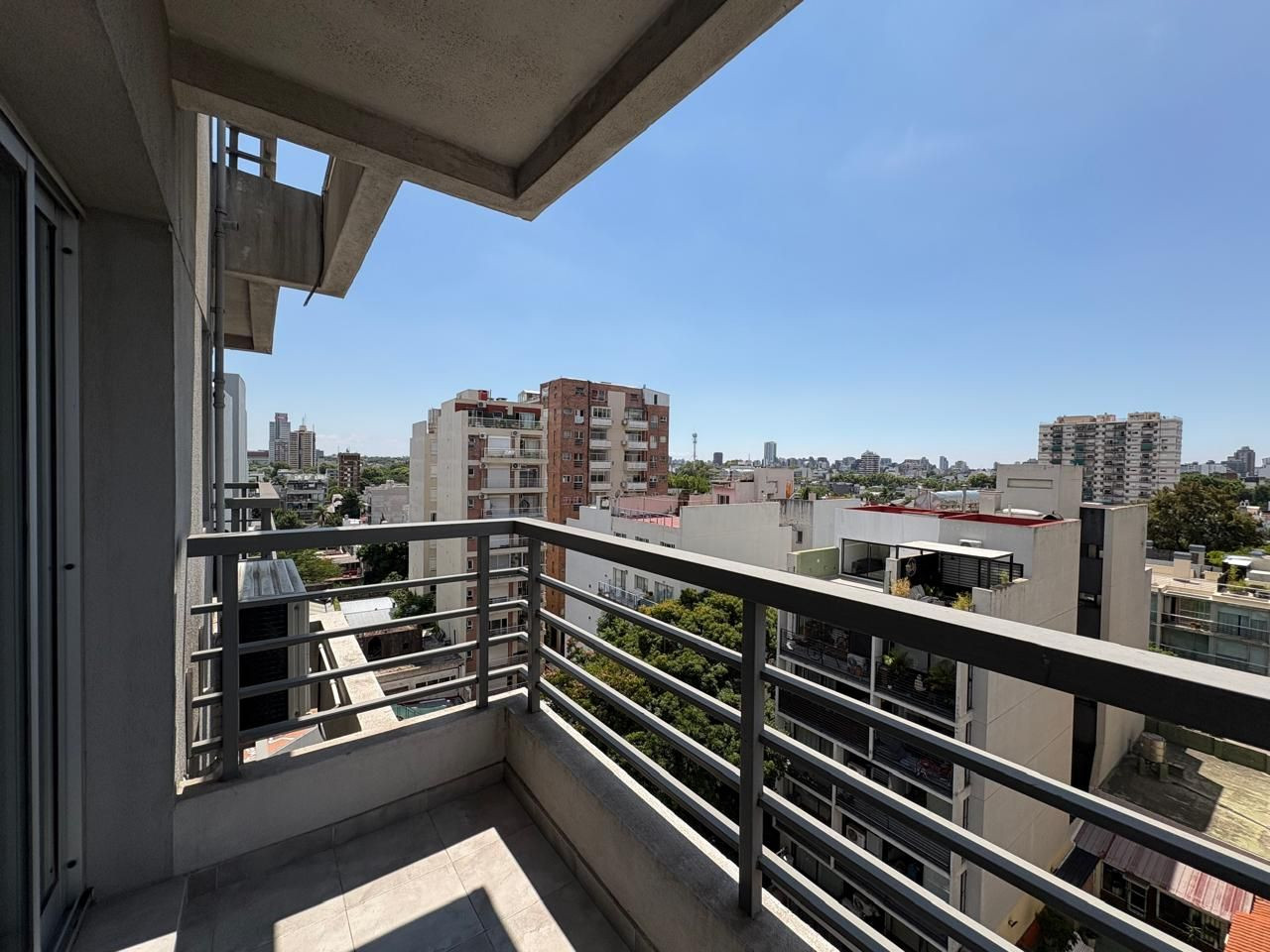 Monoambiente con balcón al contrafrente en Coghlan