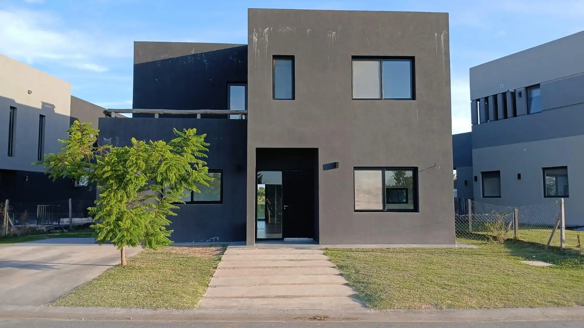 Three-bedroom house in Tigre with private dock