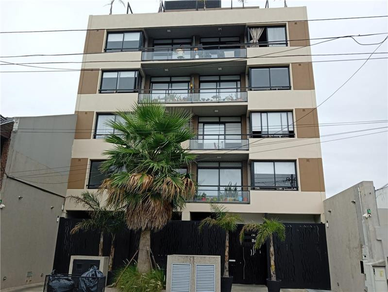 Apartamento de dois ambientes com varanda e vaga de garagem em Lanús