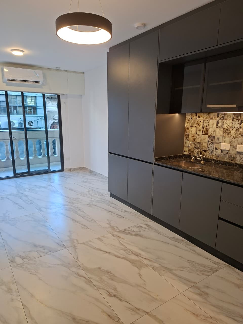 Monoambiente a estrenar con balcón en Flores