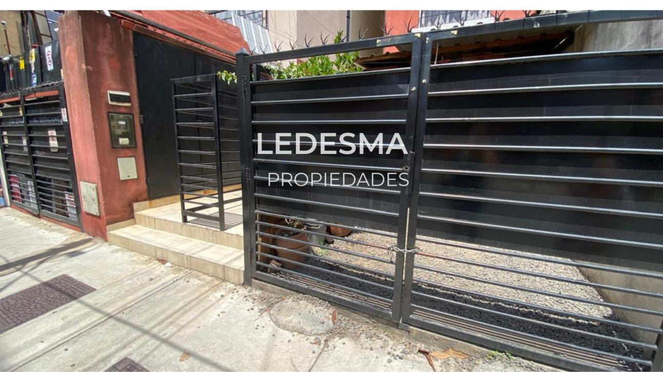 Apartamento térreo de 1 dormitório (kitnet) com pátio em Morón