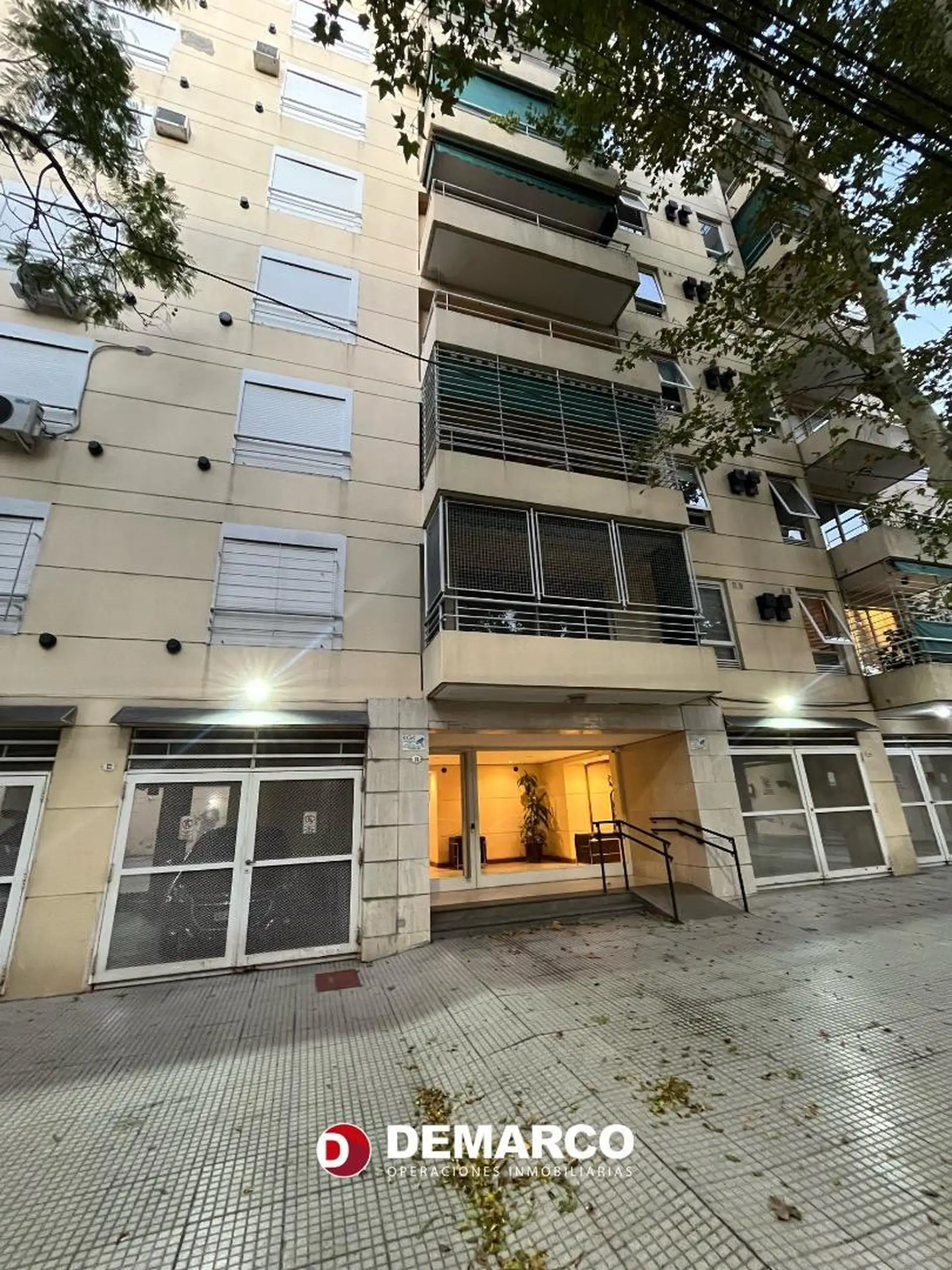 Departamento de 4 ambientes al frente con balcón en Floresta