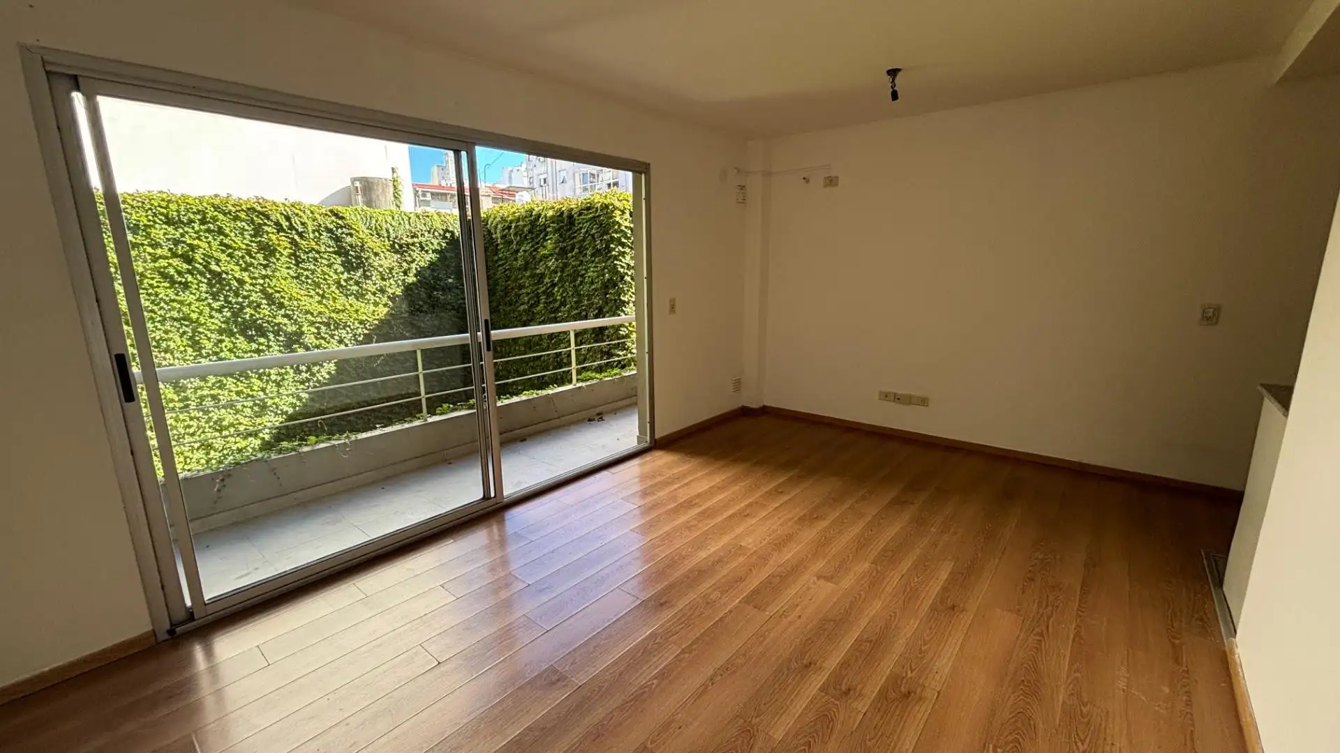 Monoambiente con balcón en Balvanera