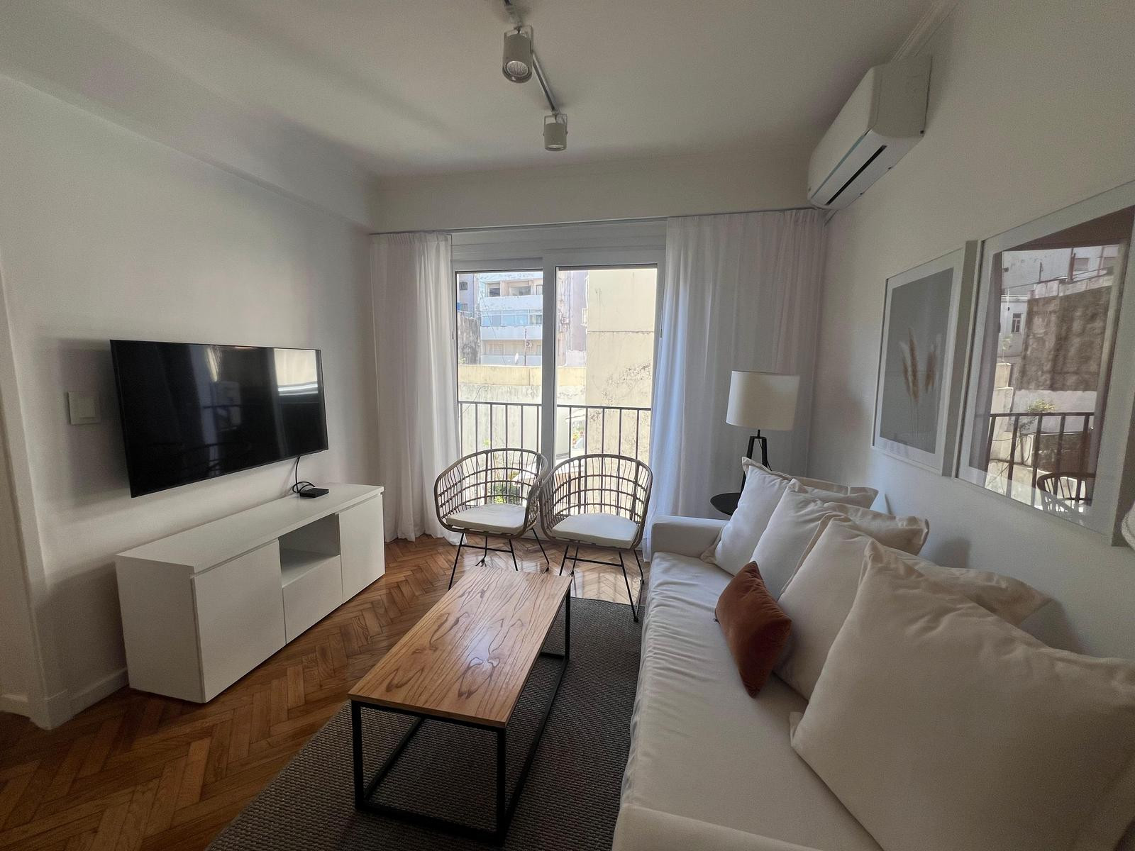 Refurbished furnished two-bedroom apartment in Recoleta with study