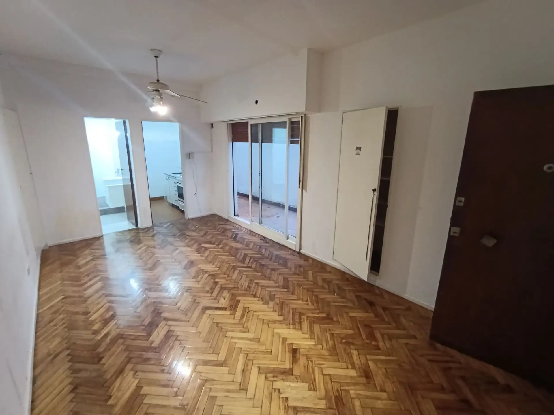 Monoambiente en planta baja con patio en Parque Chacabuco