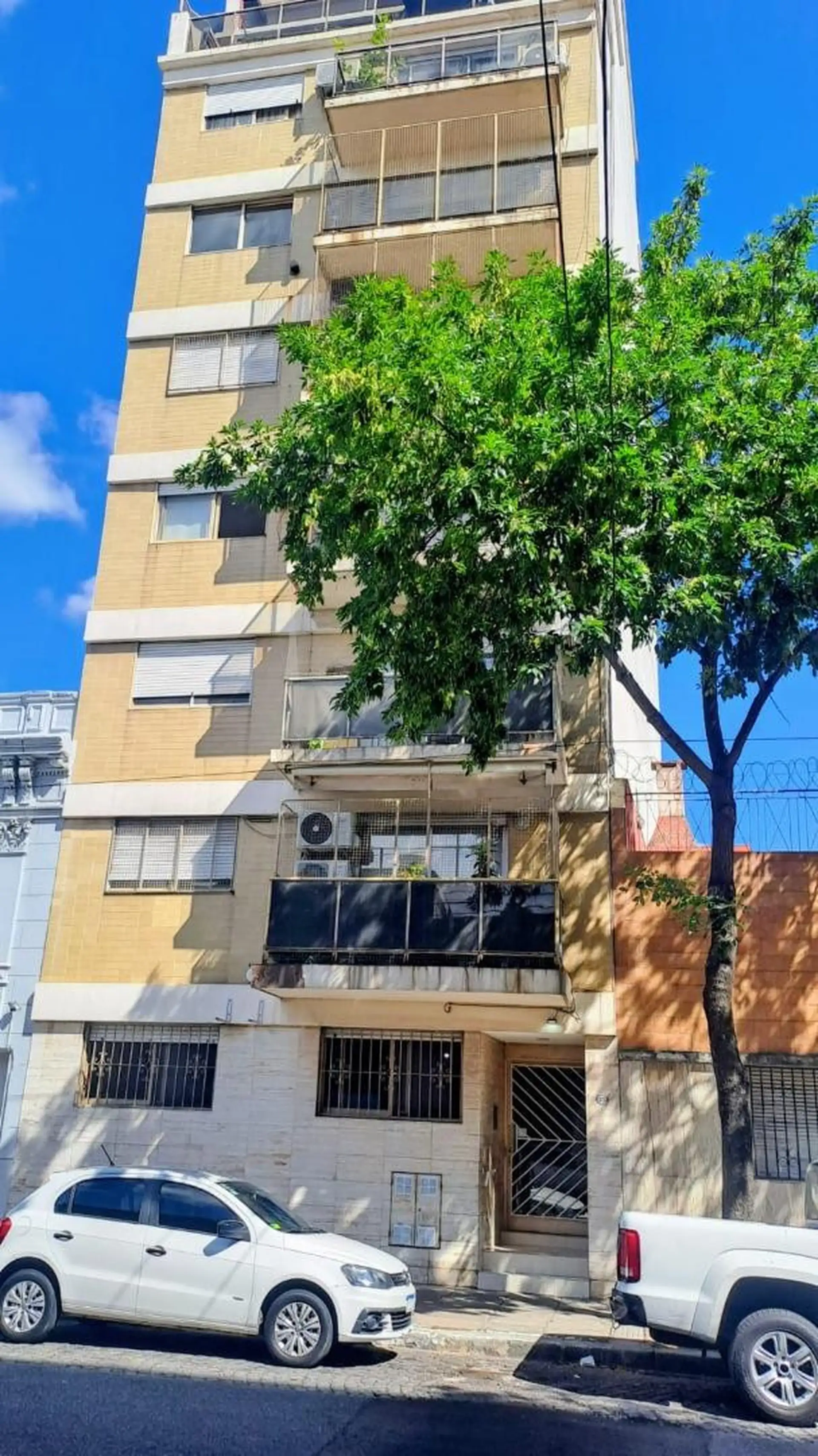 Apartamento térreo de três ambientes com 2 dormitórios em Barracas