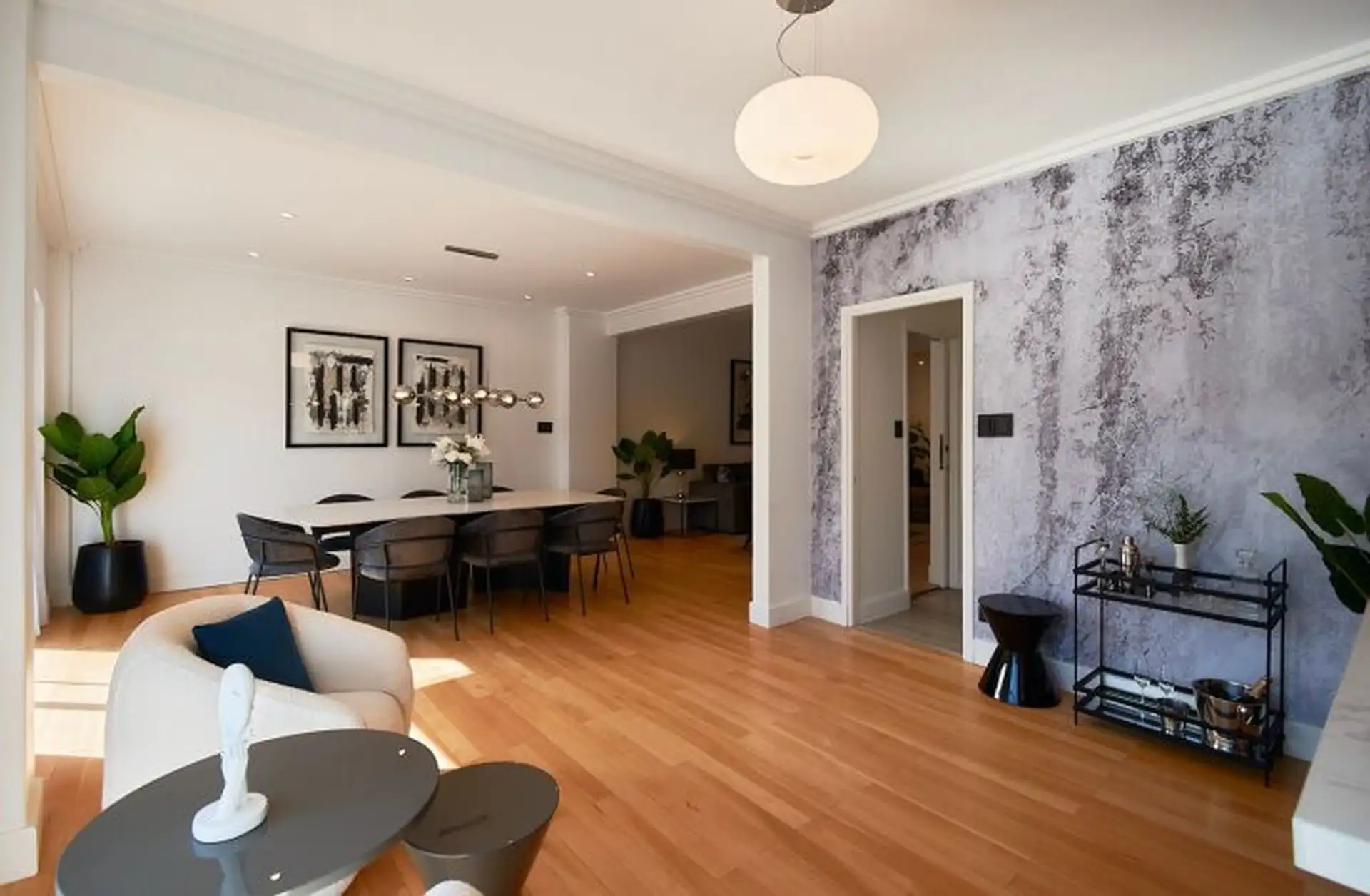 Furnished four-bedroom apartment in Palermo with balcony