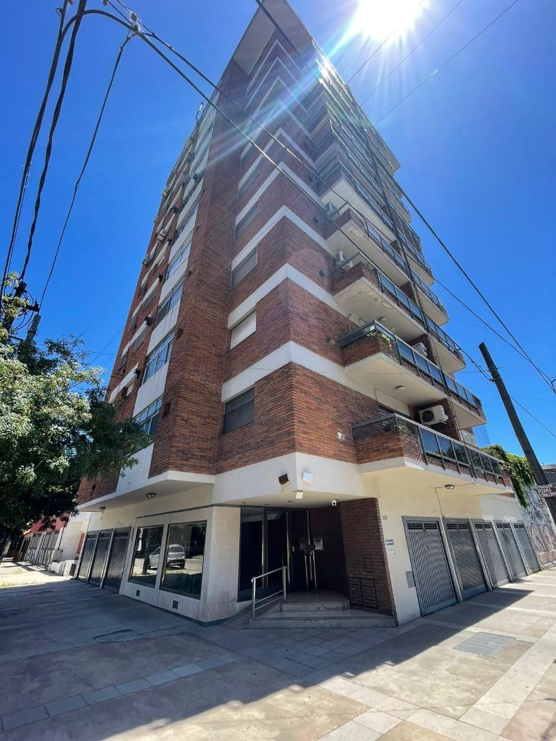 Three-bedroom apartment with service room in Quilmes