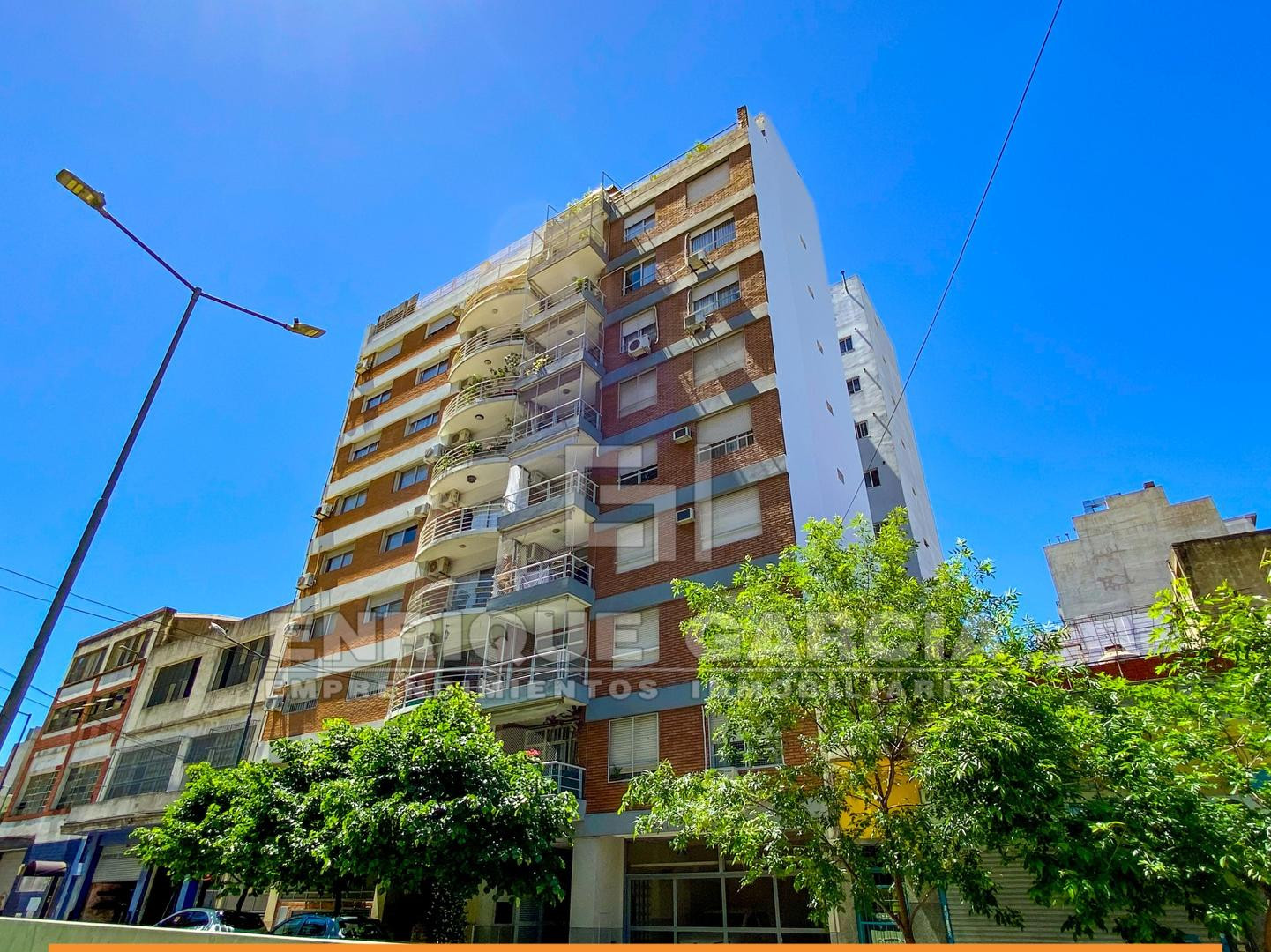 Apartamento semimeio andar de 3 ambientes com 2 dormitórios e vaga fixa em Villa Urquiza