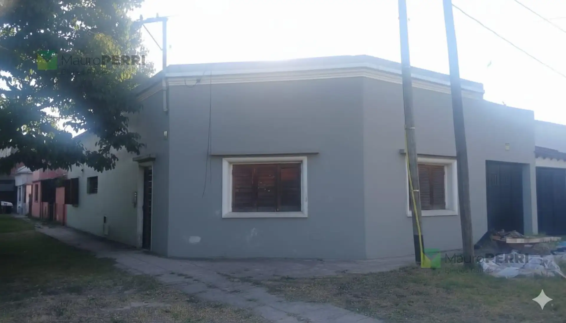 Casa de 3 dormitorios con cochera cubierta y patio con parrilla en Los Hornos