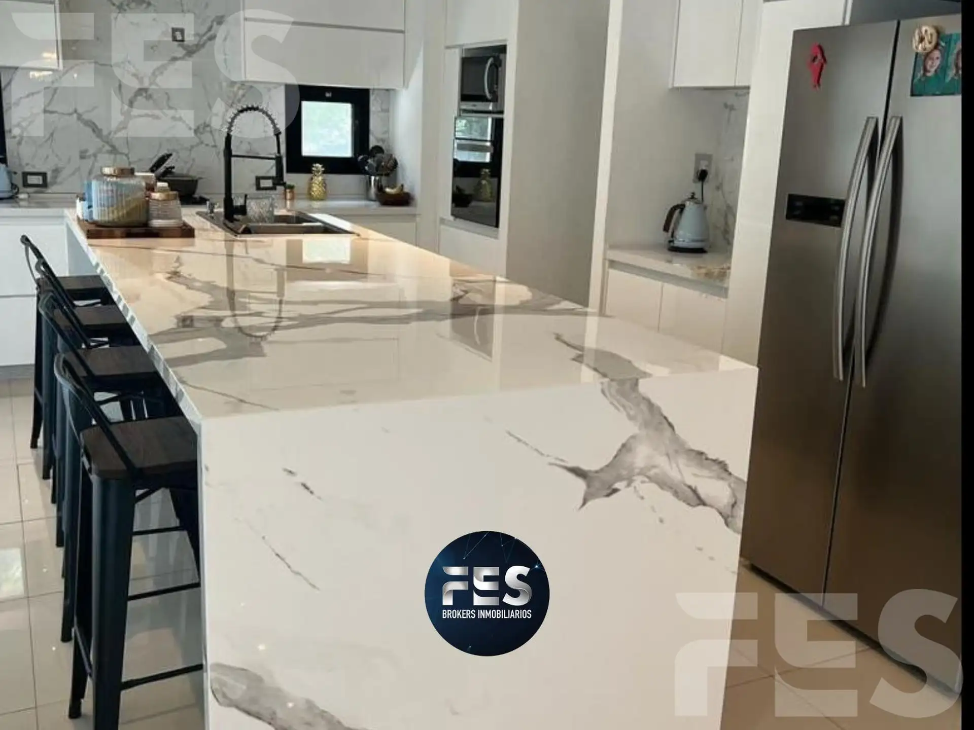 Two-storey house with 5 bedrooms and pool in Saint Thomas, Esteban Echeverría