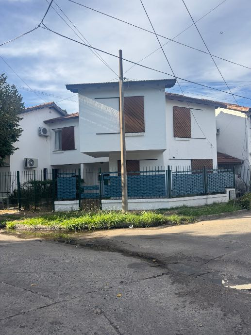 PH tipo casa de 3 dormitorios con cochera en Castelar Sur