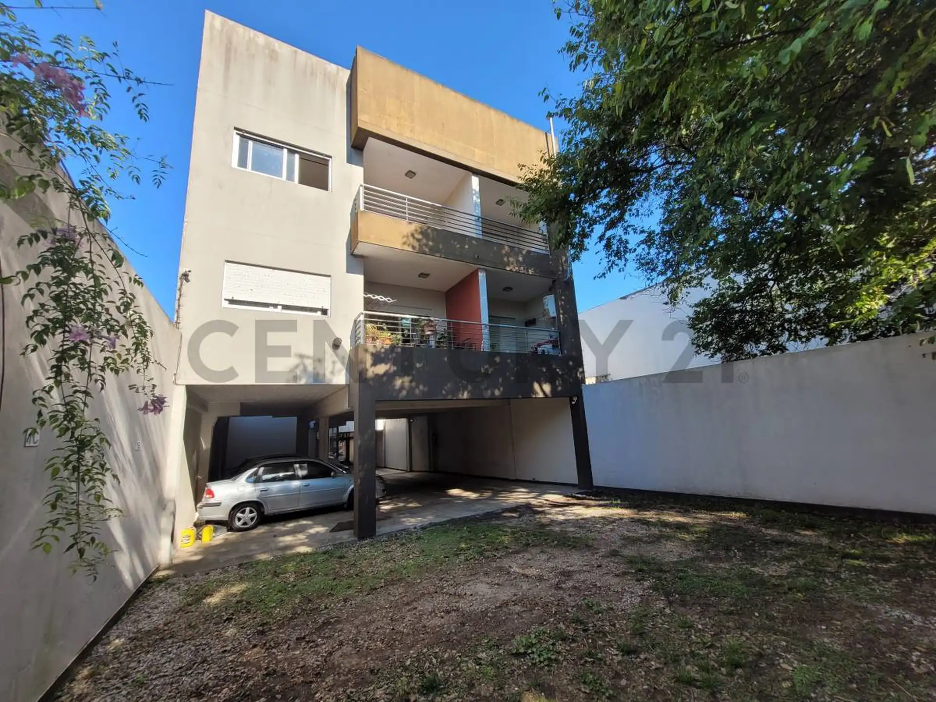 Departamento de 2 ambientes con cochera y balcón en La Plata