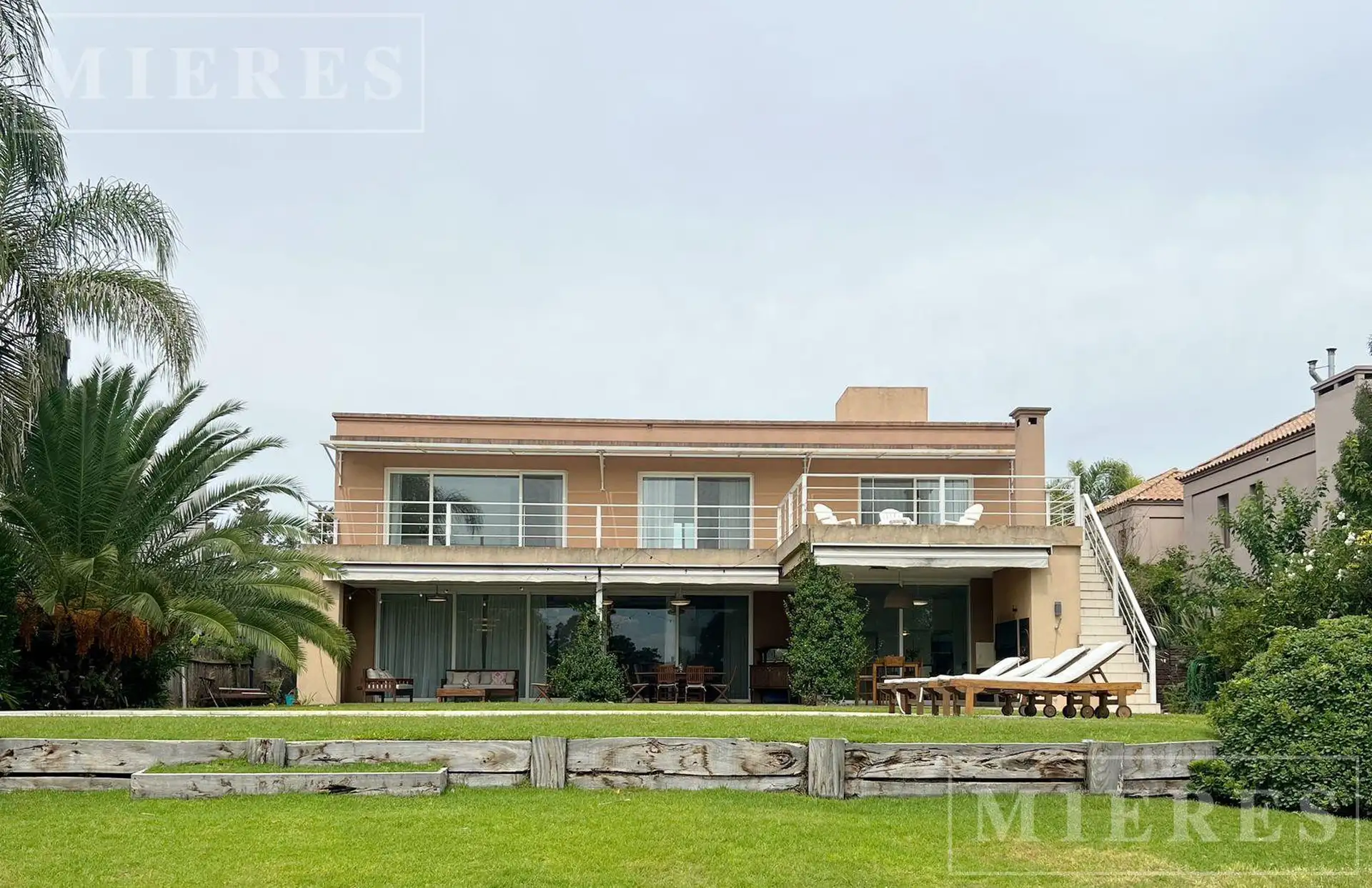 Four-bedroom house with lagoon views in El Encuentro, Tigre