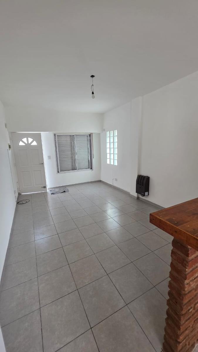 Apartamento de 2 ambientes no térreo com pátio em General San Martín
