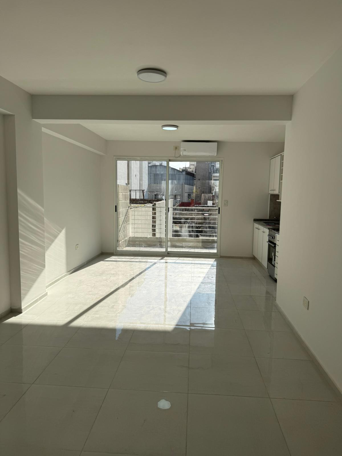 Kitnet de frente com varanda em Recoleta