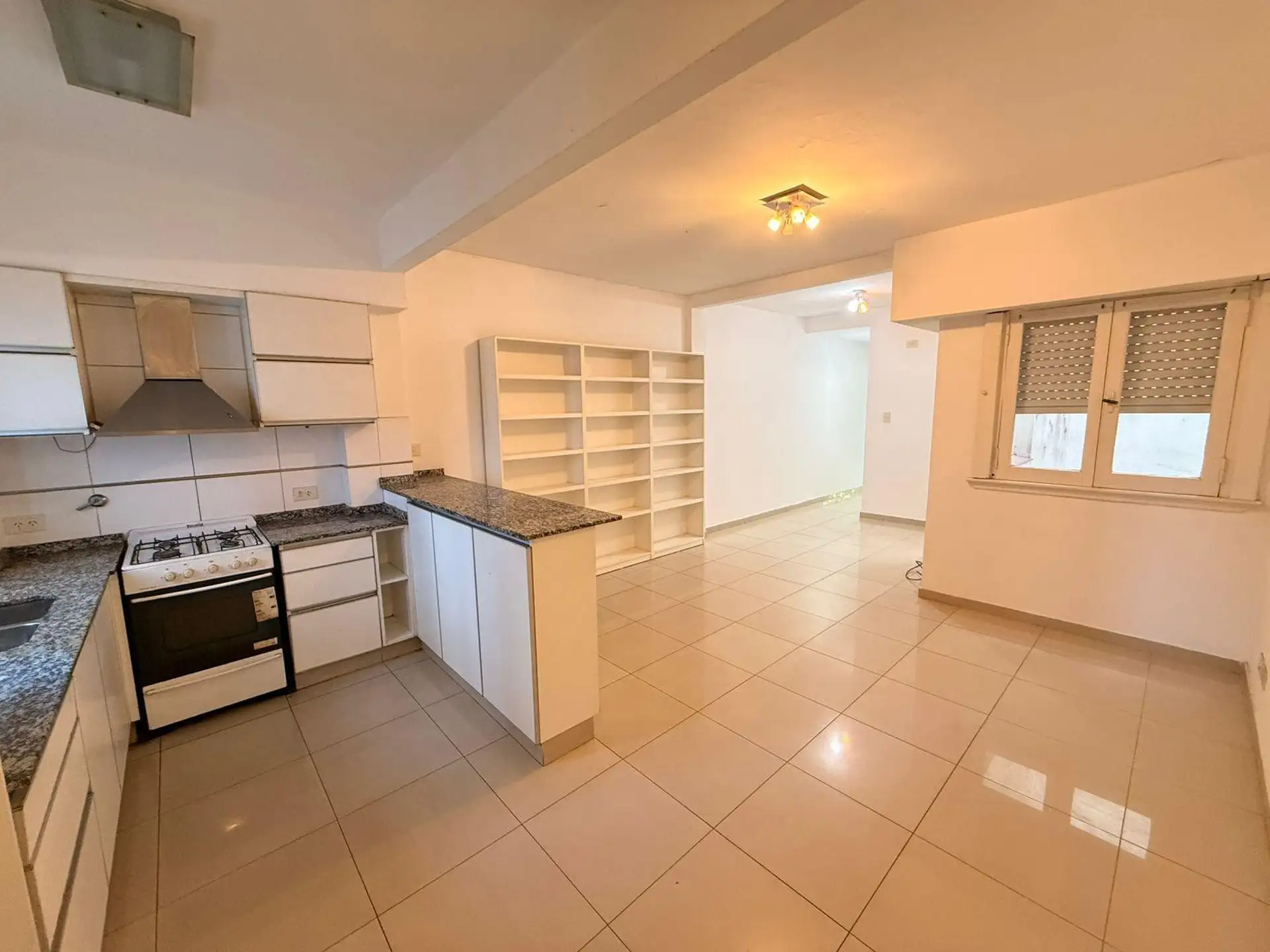 Apartamento de dois ambientes de frente com varanda em Villa Urquiza