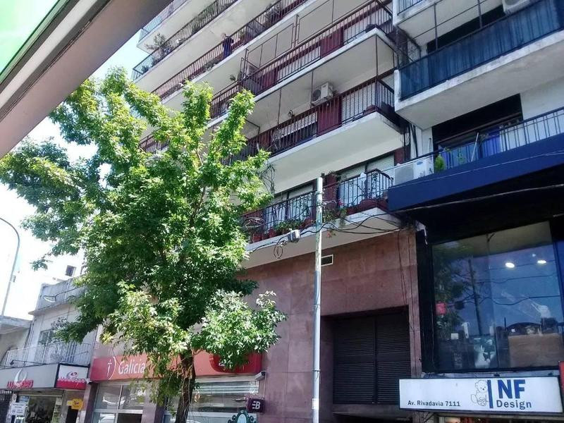 Apartamento de três ambientes com 2 quartos em Flores