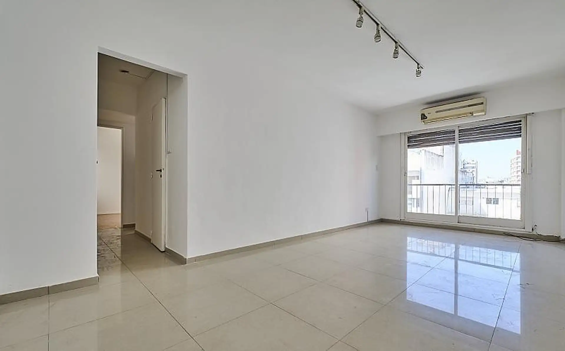 Departamento de 4 ambientes en Recoleta con balcón corrido