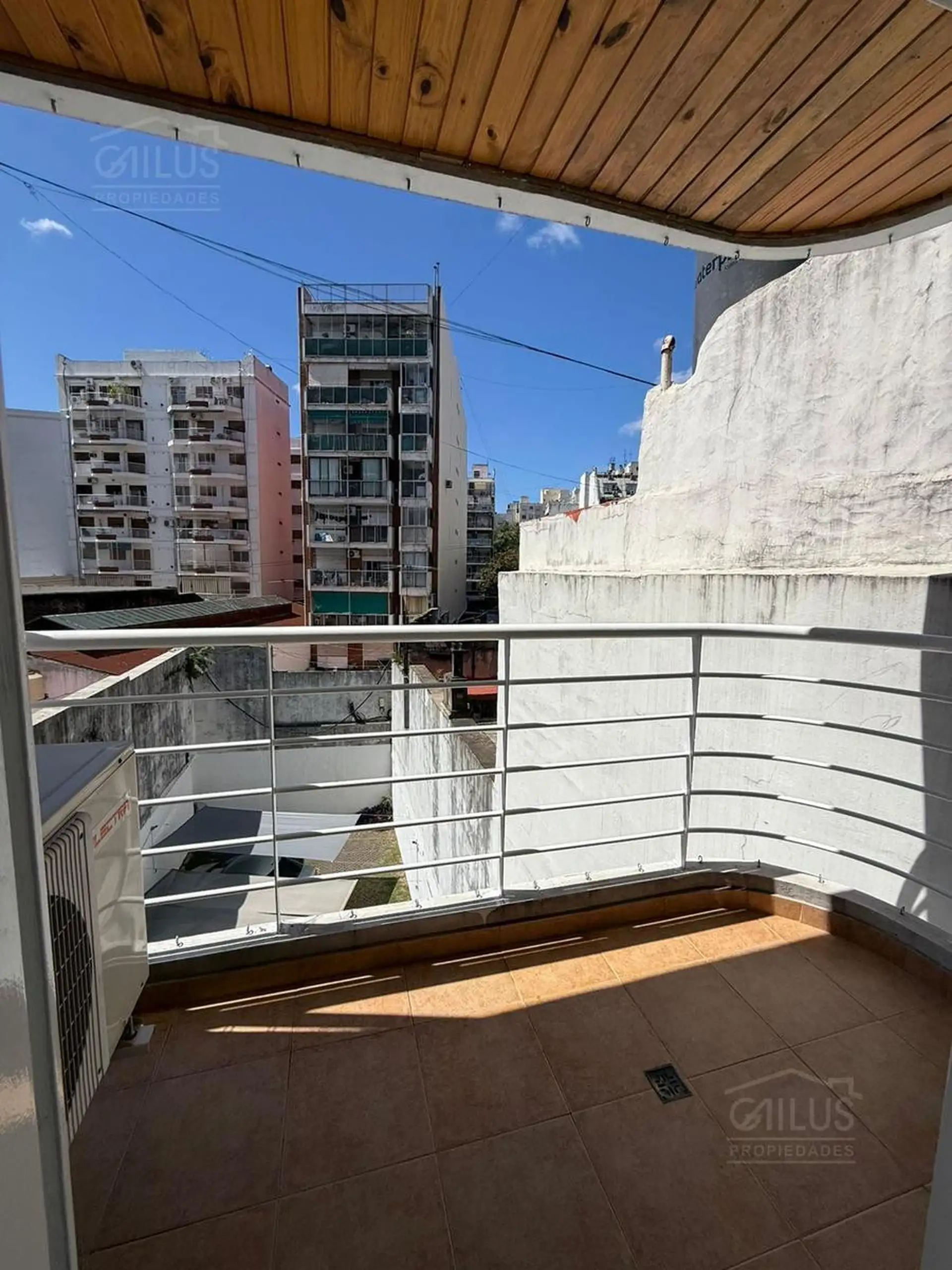 Apartamento de um ambiente com varanda no miolo de quadra em Caballito