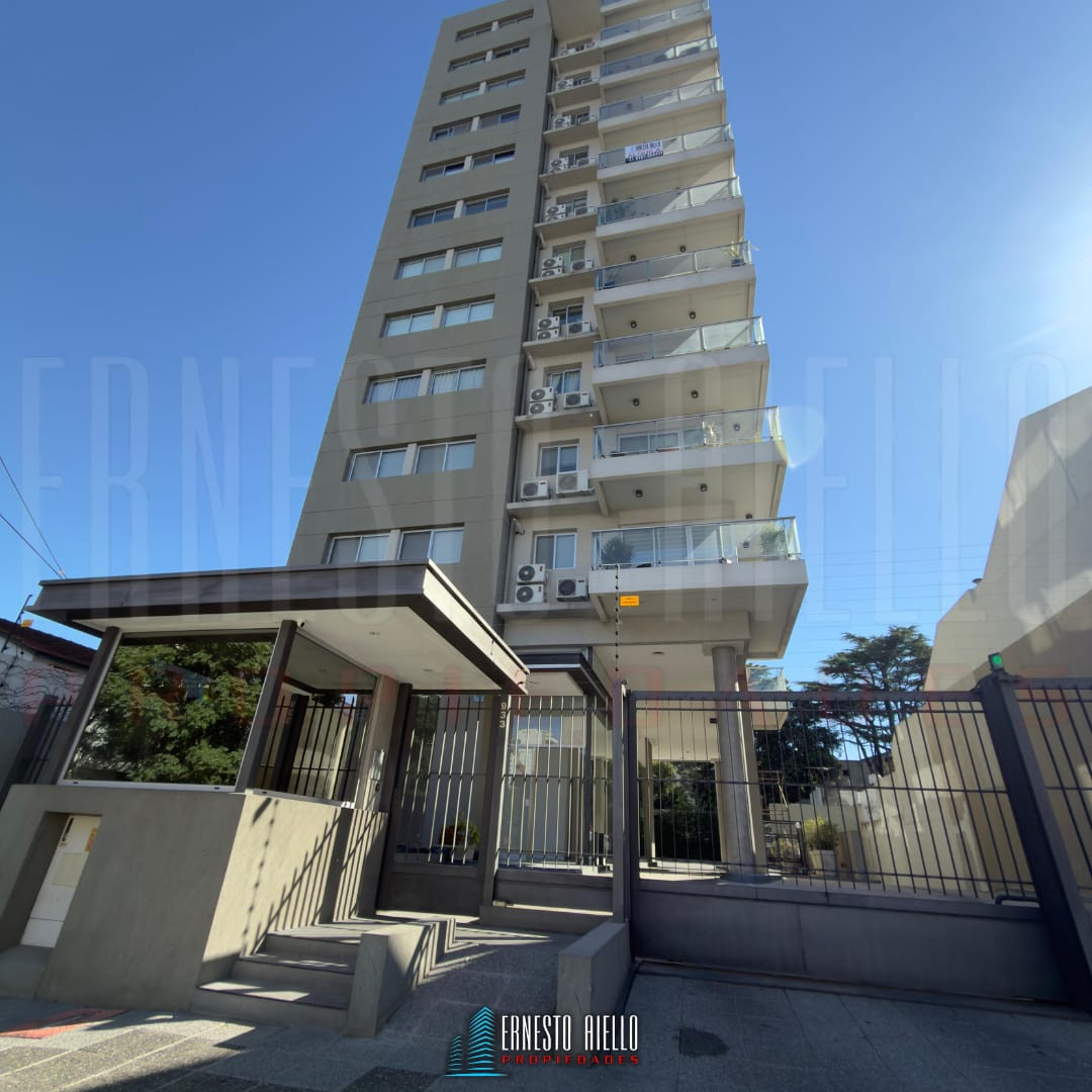 Apartamento de 3 ambientes com varanda e vaga no subsolo em Quilmes Centro