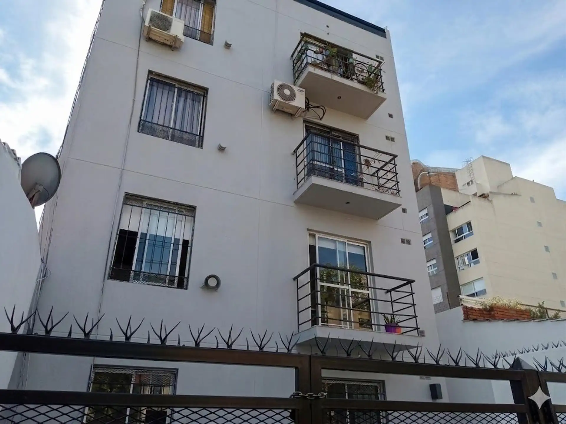 Apartamento de 2 ambientes com vaga de garagem em Morón