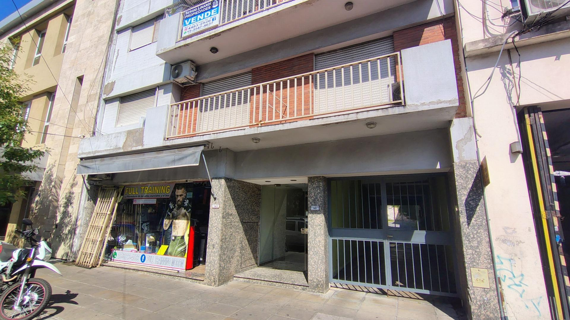 Monoambiente al frente con balcón en Morón