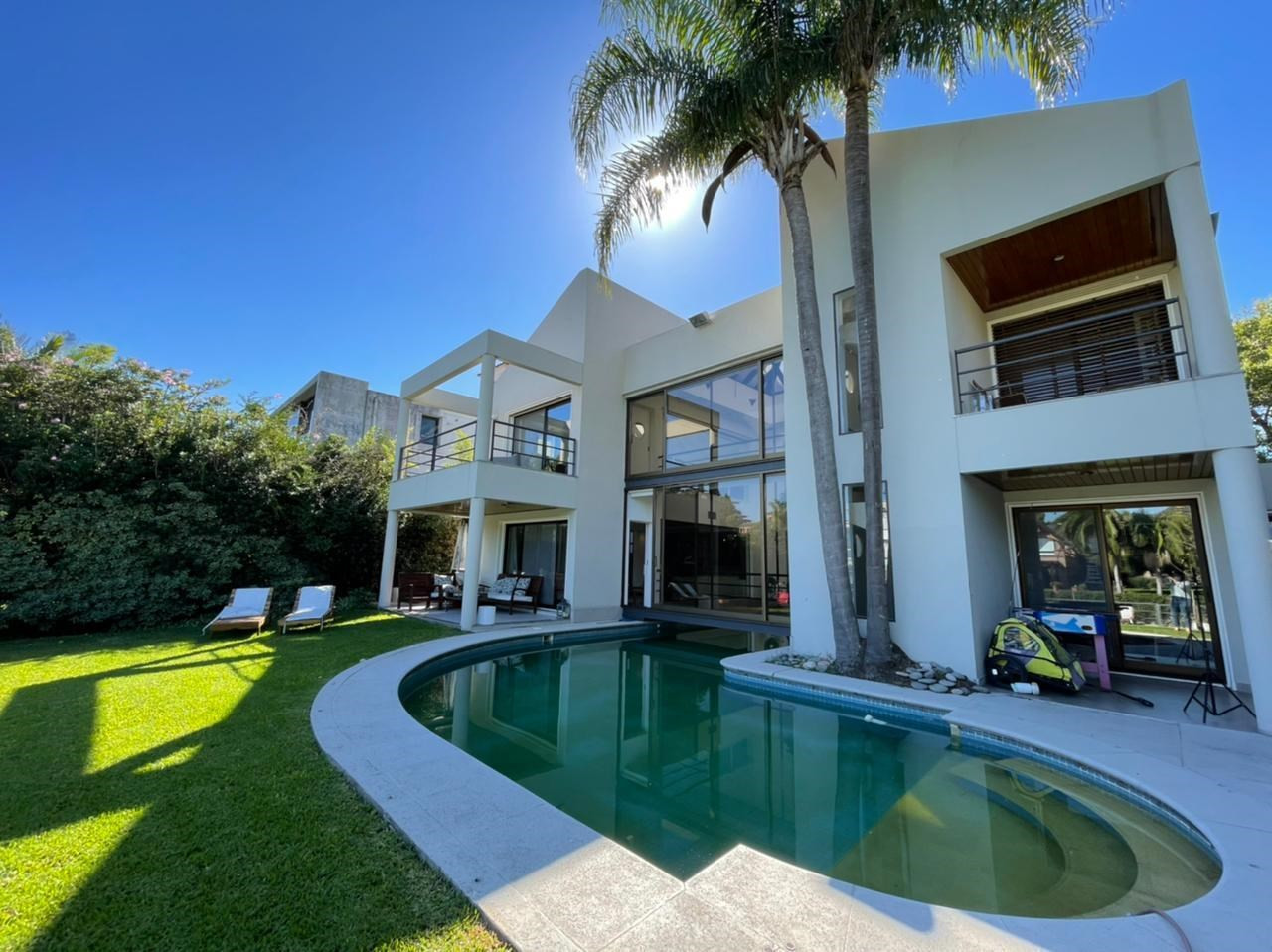 Casa de 2 andares com 5 suítes em Beccar