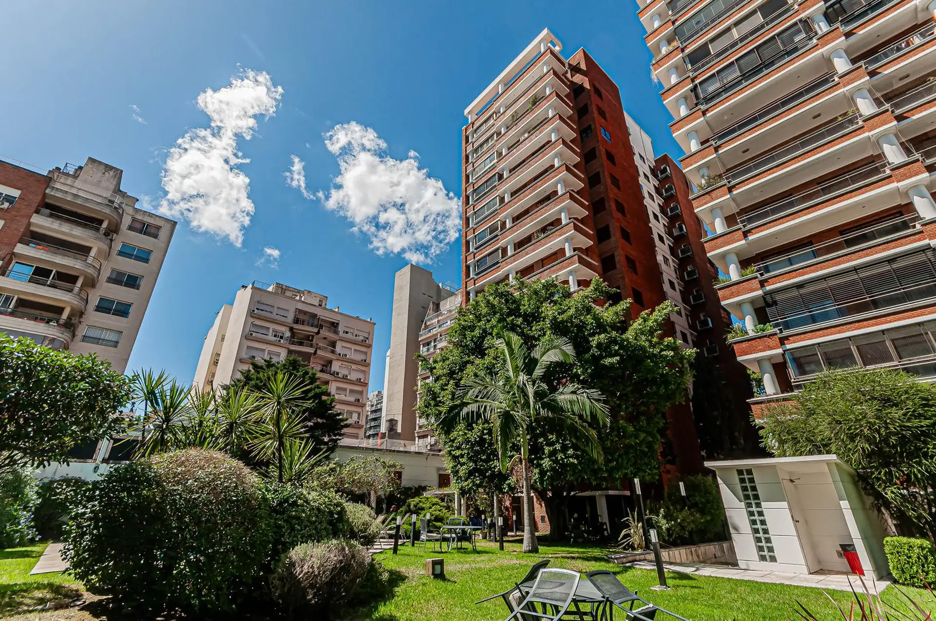 Three-bedroom apartment in Flores with maid’s room and two covered parking spaces