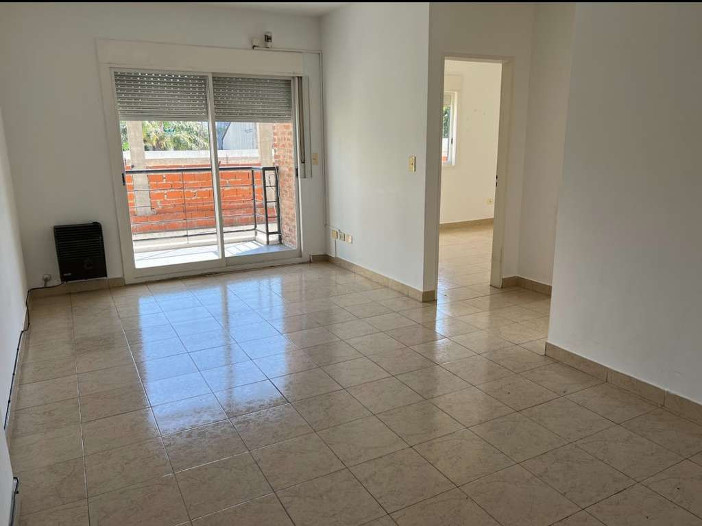 Departamento de 3 ambientes en torre con balcón en San Cristóbal