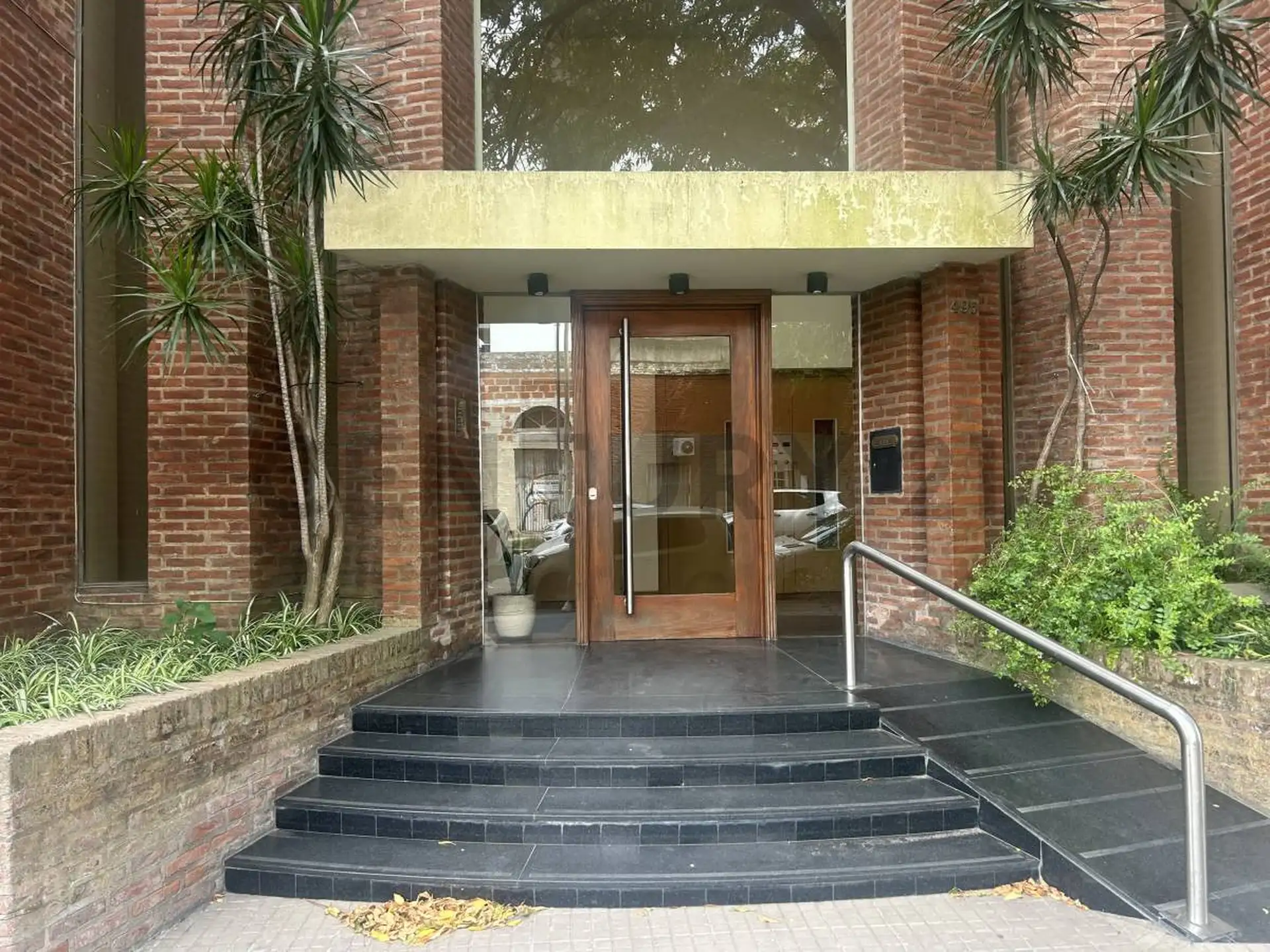 Departamento amoblado de 3 ambientes en La Plata con cochera descubierta