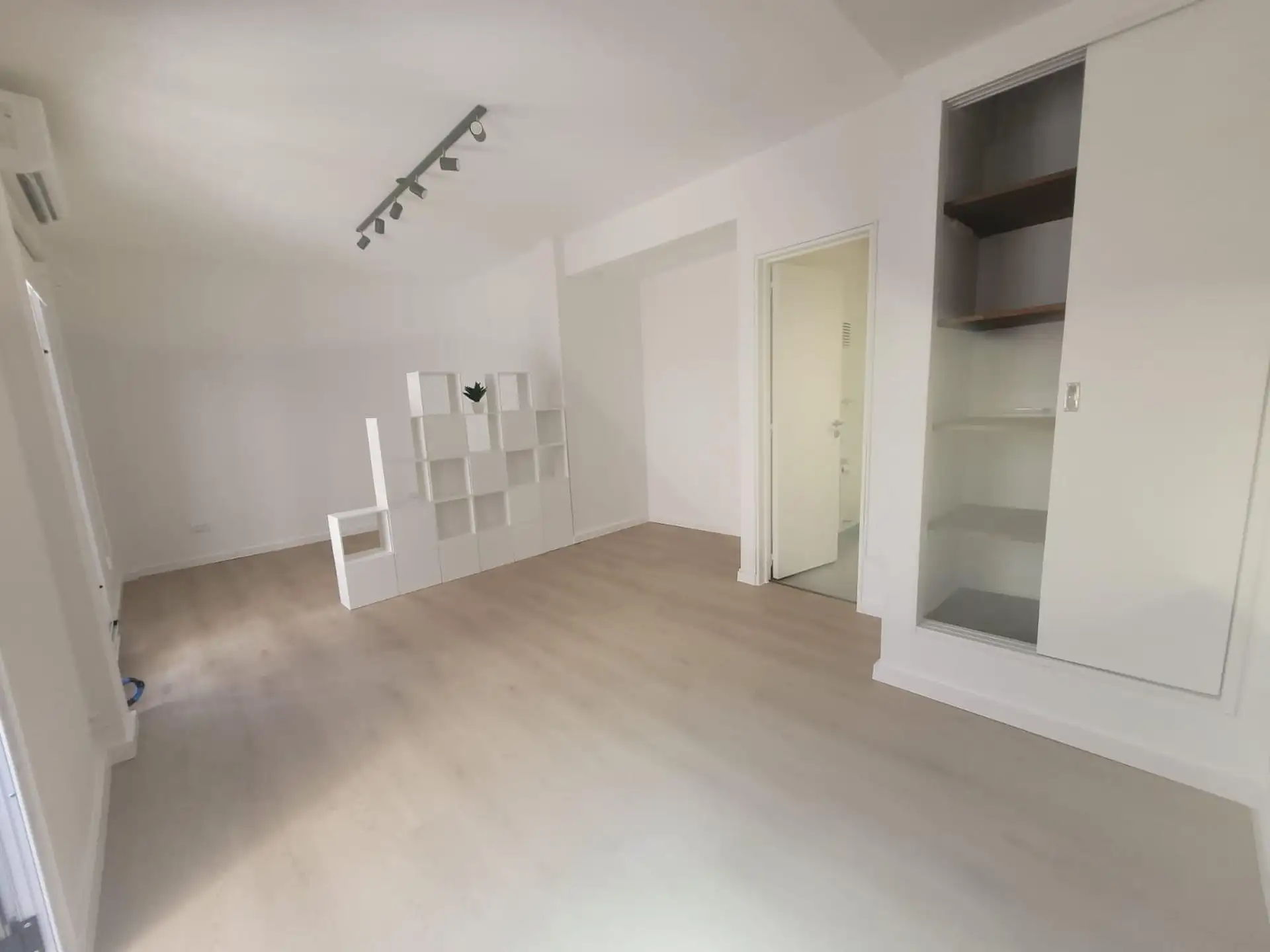 Kitnet de 1 quarto divisível com varanda lateral em Chacarita