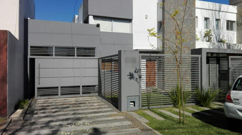 Casa de 2 dormitórios em bairro La Emilia
