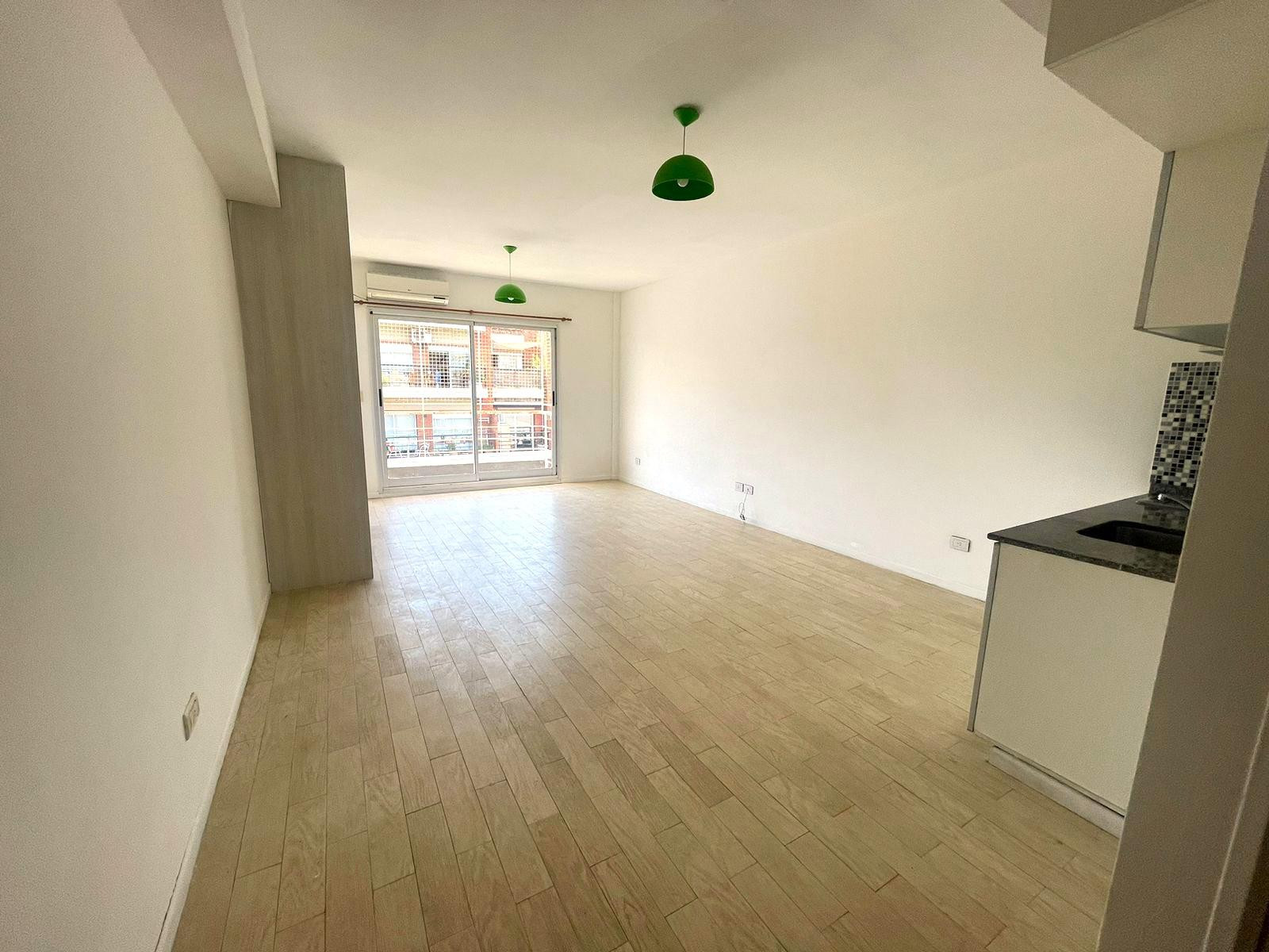 Monoambiente listo para ingresar en Almagro, con balcón