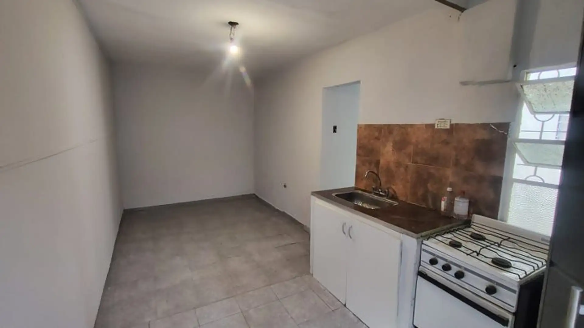 Apartamento de 2 dormitórios com pátio interno em Morón